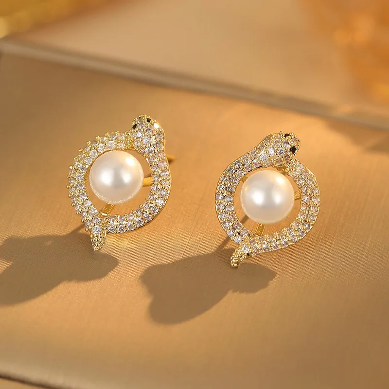 

Новые серьги-гвоздики с микроинкрустацией в виде змеи и жемчуга, женские, модные, с высоким уровнем эстетики, легкие и роскошные, нишевый дизайн, универсальные, подчеркивающие индивидуальность.