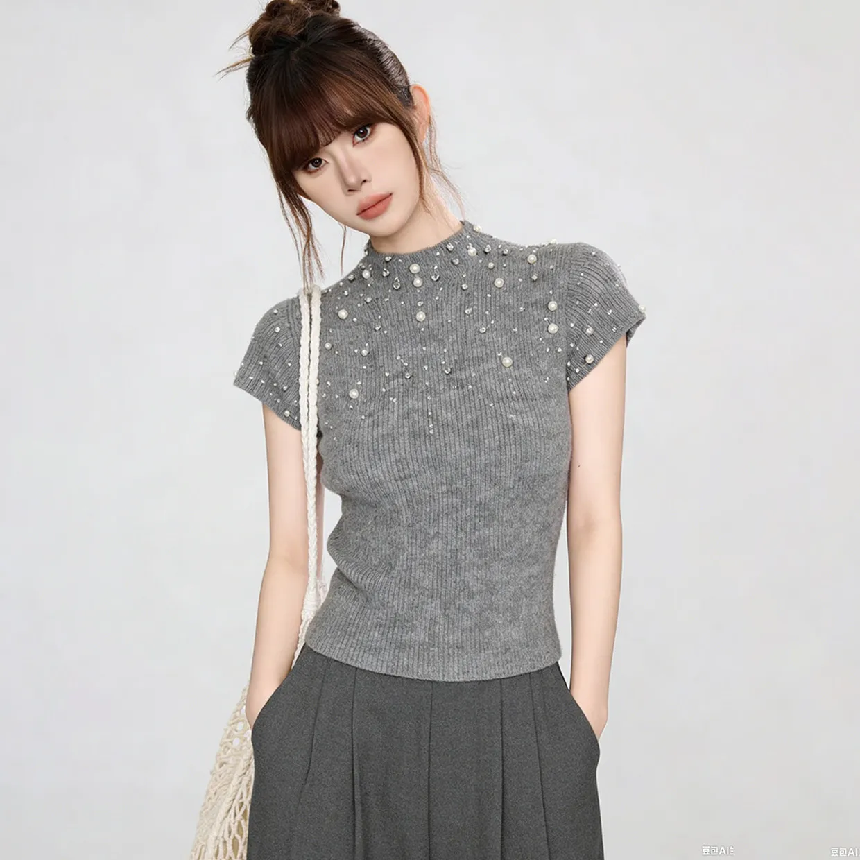 

Fashion Casual Style Gray Pearl Embellished Top Women's Stylish Slim Fit Versatile Top 2026 Summer