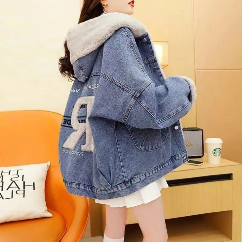 

Plus Velvet Thicken Denim Jacket Fashion Hooded Single-breasted Warm Letter Print Outwear New Autumn Winter Loose Clothes Women