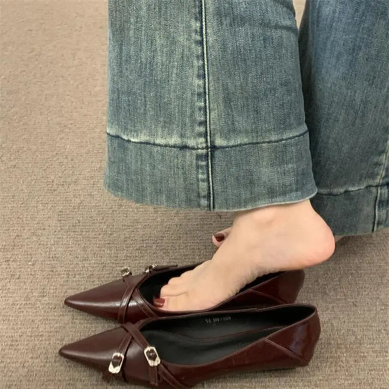 

Французские туфли с острым носком в пряжке ремня, новые весенне-летние модные туфли на низком каблуке, туфли на плоской подошве из мягкой кожи