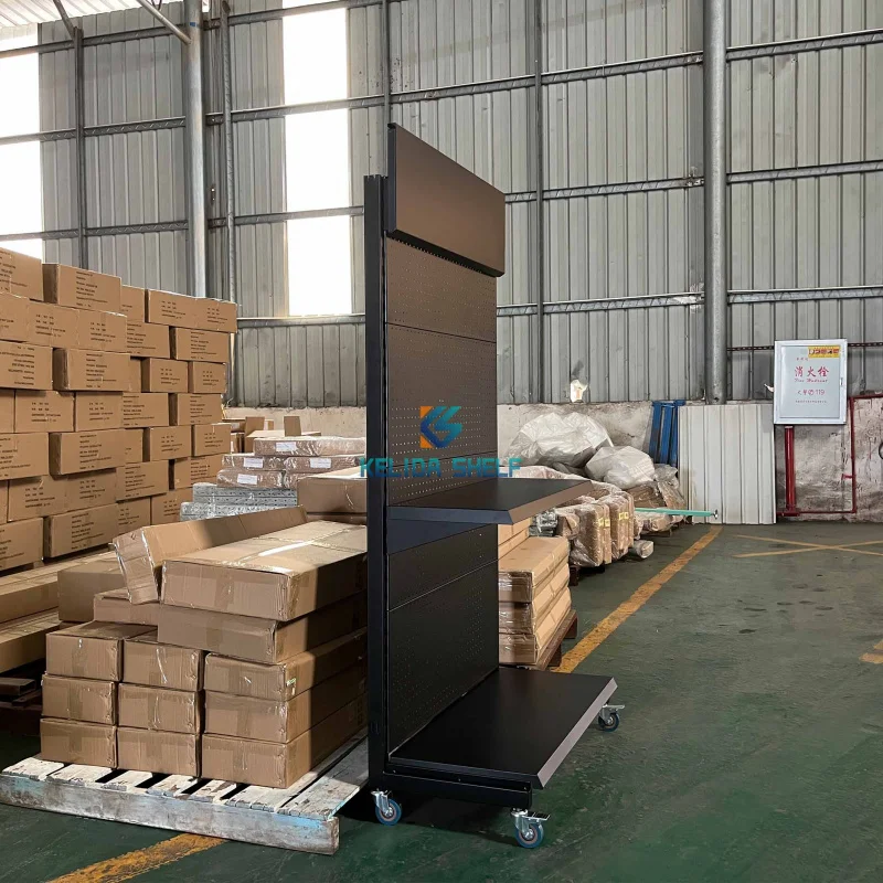 Custom. رف عرض Pegboard معدني مخصص مع استخدام متجر بيع بالتجزئة بعجلات