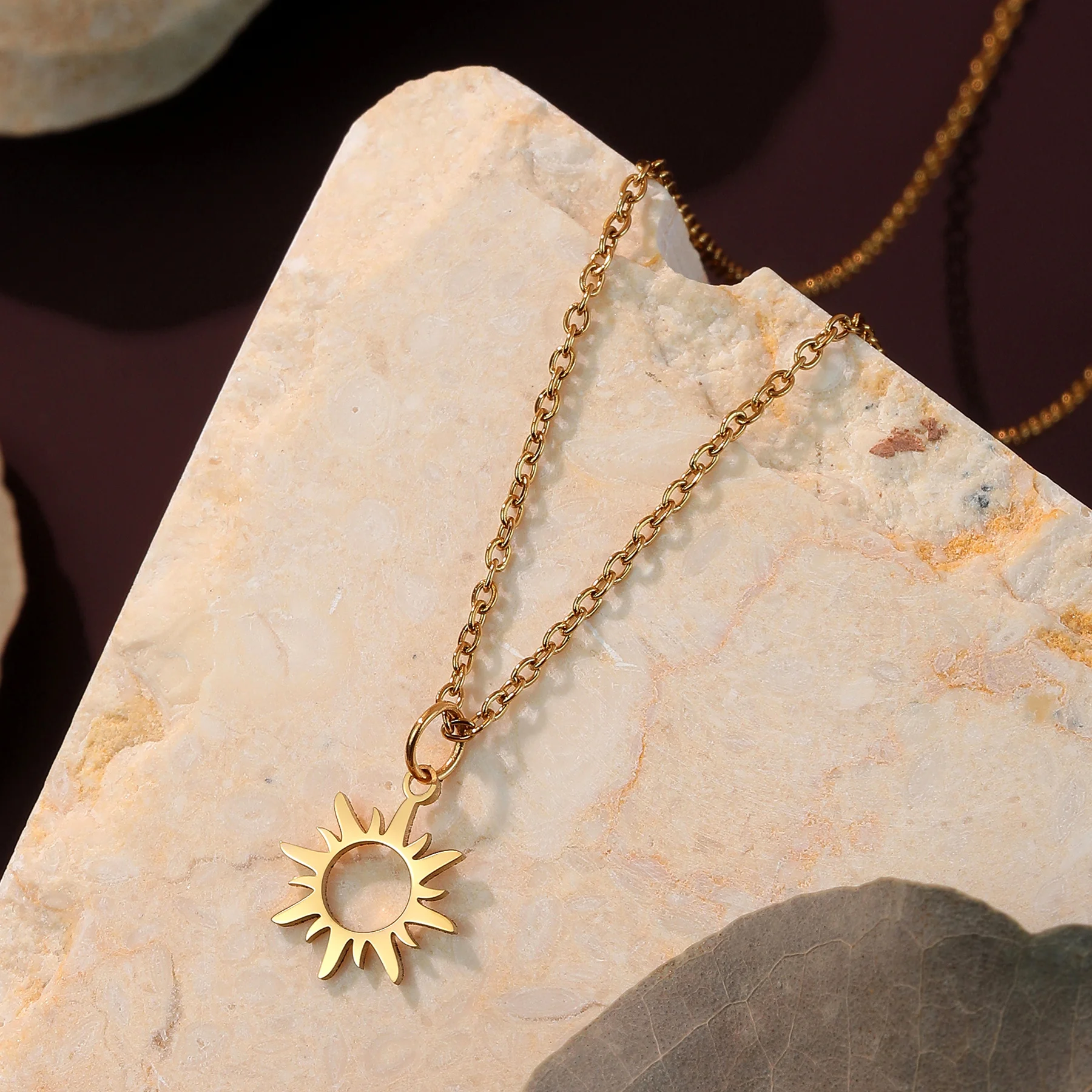 Kinitial Halskette mit kleinem Sonnenanhänger aus Edelstahl für Damen, trendiger Schmuck, einfache Hochzeitshalskette