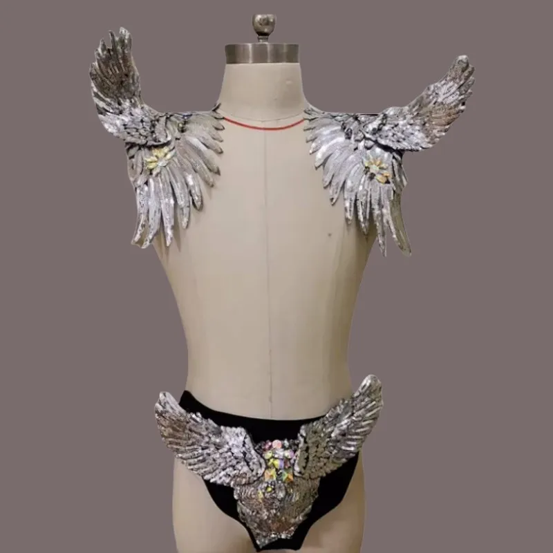 

Костюм танцовщицы ночного клуба Gogo, серебряные блестки, шорты на плечо с кристаллами и крыльями, мужская модель, наряд для подиума, одежда для выступлений