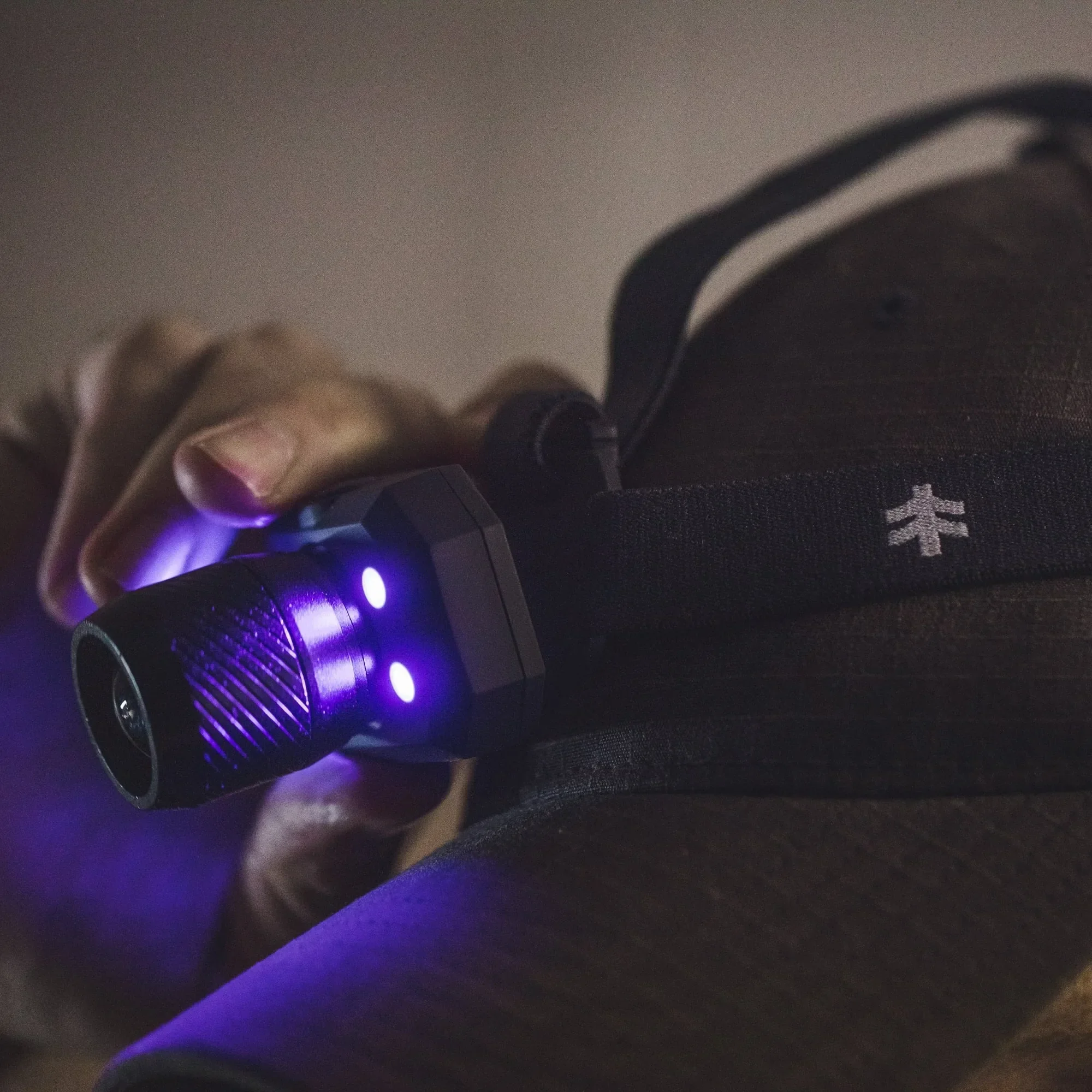 Lampada frontale a lungo raggio da 500 lumen con modalità UV, durata della batteria estesa, essenziale per avventure estreme