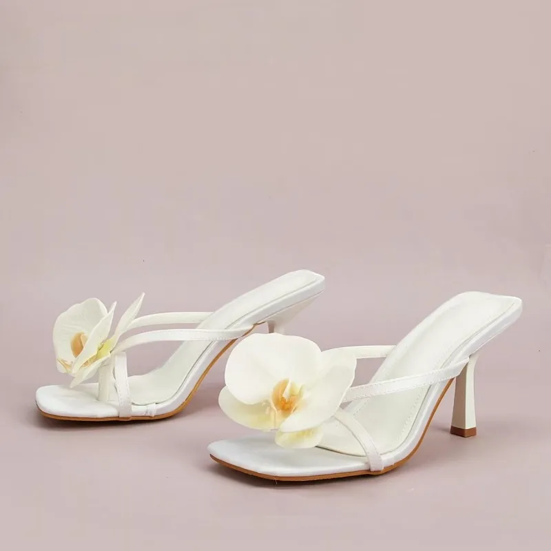

2025 модный дизайн, шлепанцы с цветами, женские тапочки с узким ремешком, сандалии на тонком высоком каблуке с квадратным носком, уличная обувь для вечеринок, 43