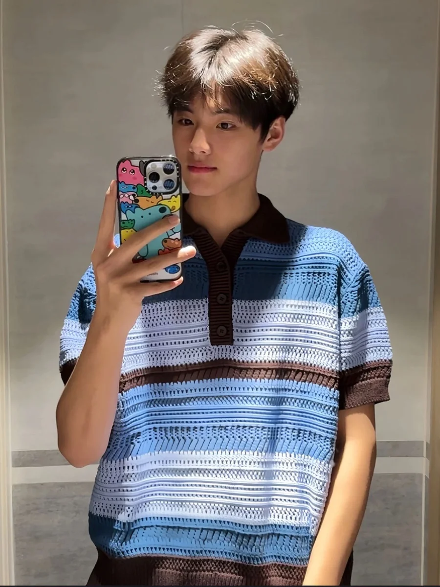 Cseta  Retrô Americana Color Blo em Tricô Manga Curta Soltinha de Verão com Recortes, Cseta Masculina, Top Faio...