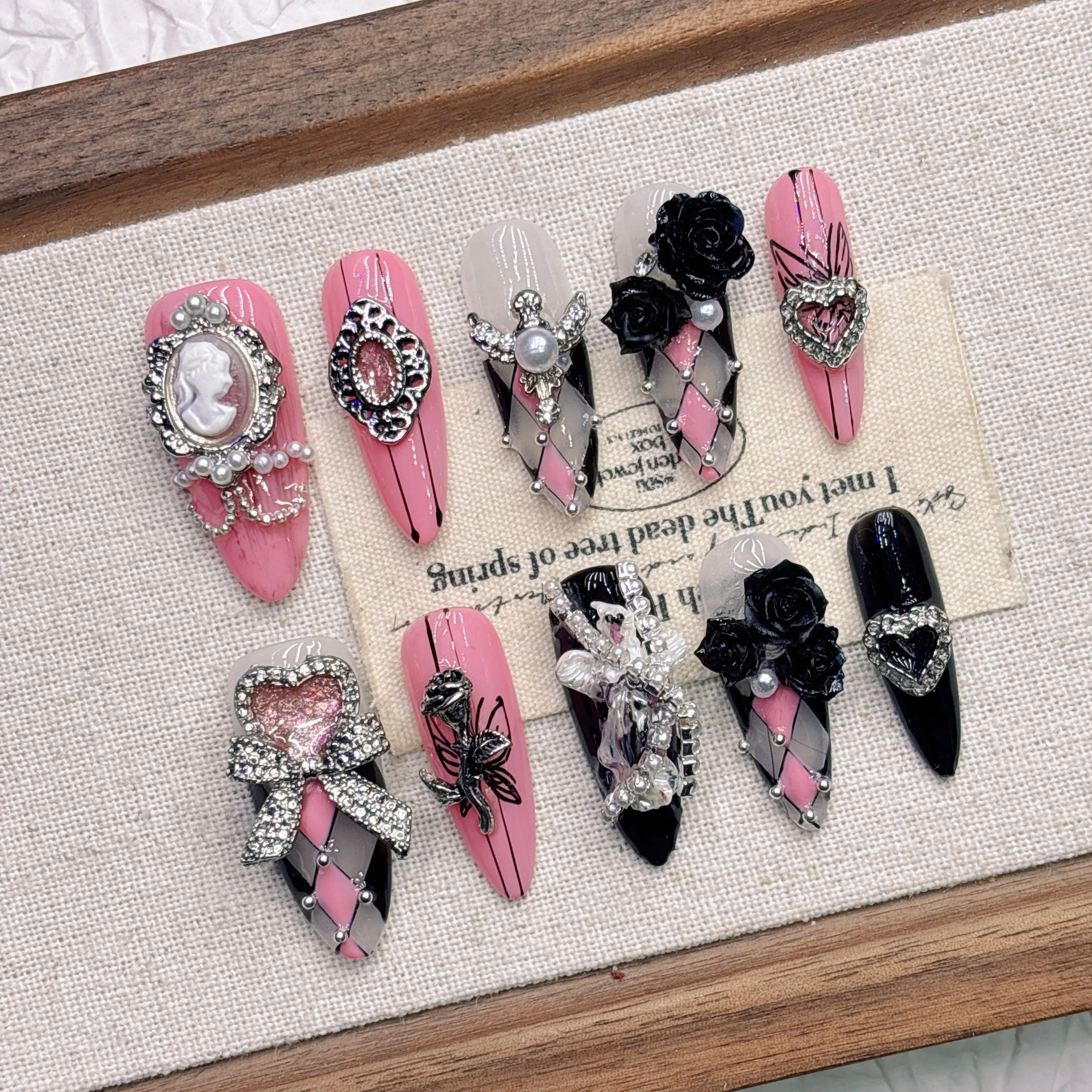 

Розово-черные накладные ногти в стиле ретро-лолита, очень длинные, тип «стилет», с черными розами, жемчугом, стразами и бантом, сверхпрочные, ручной работы, Sweet-Coo