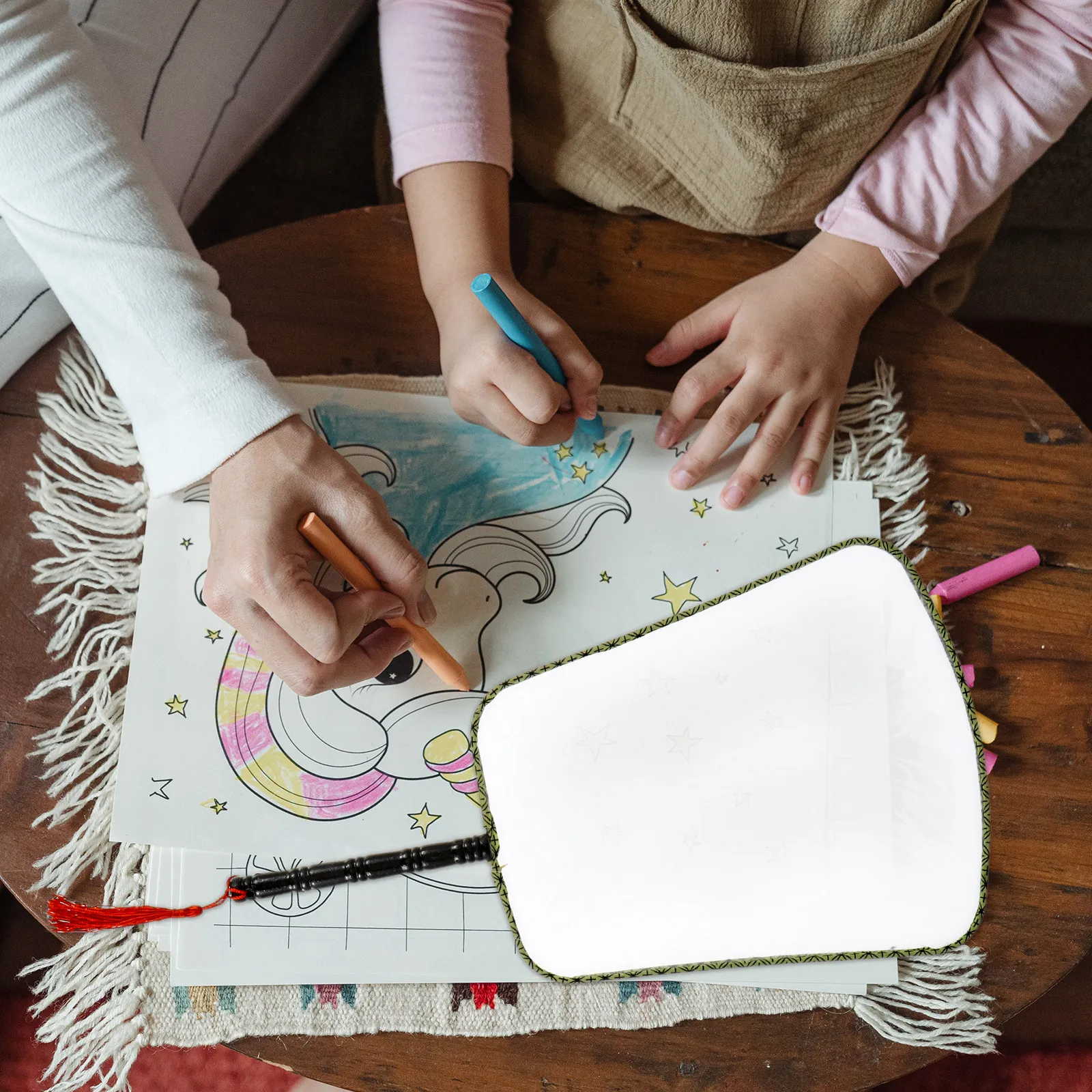 

4Pcs DIY Painting Fans Blank Graffiti Hand Fans Kids Educational Craft Set Home Decor Creative Drawing Activity