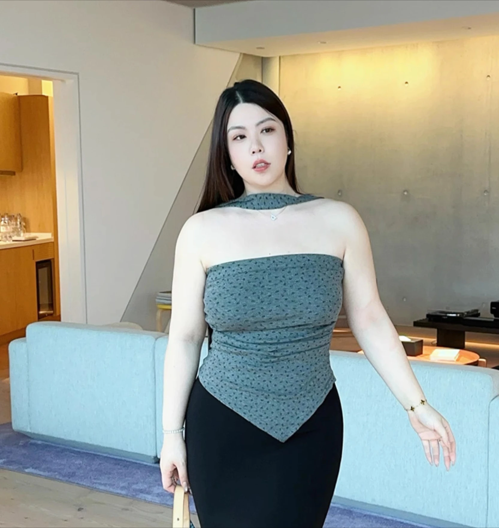 ขนาดใหญ่ขนาด XL-4XL ลดอายุแฟชั่นเซ็กซี่ริบบิ้นสีเทา Strapless ฤดูร้อนใหม่ไม่สม่ําเสมอ Hem Chic Temperament Slash คอเสื้อ