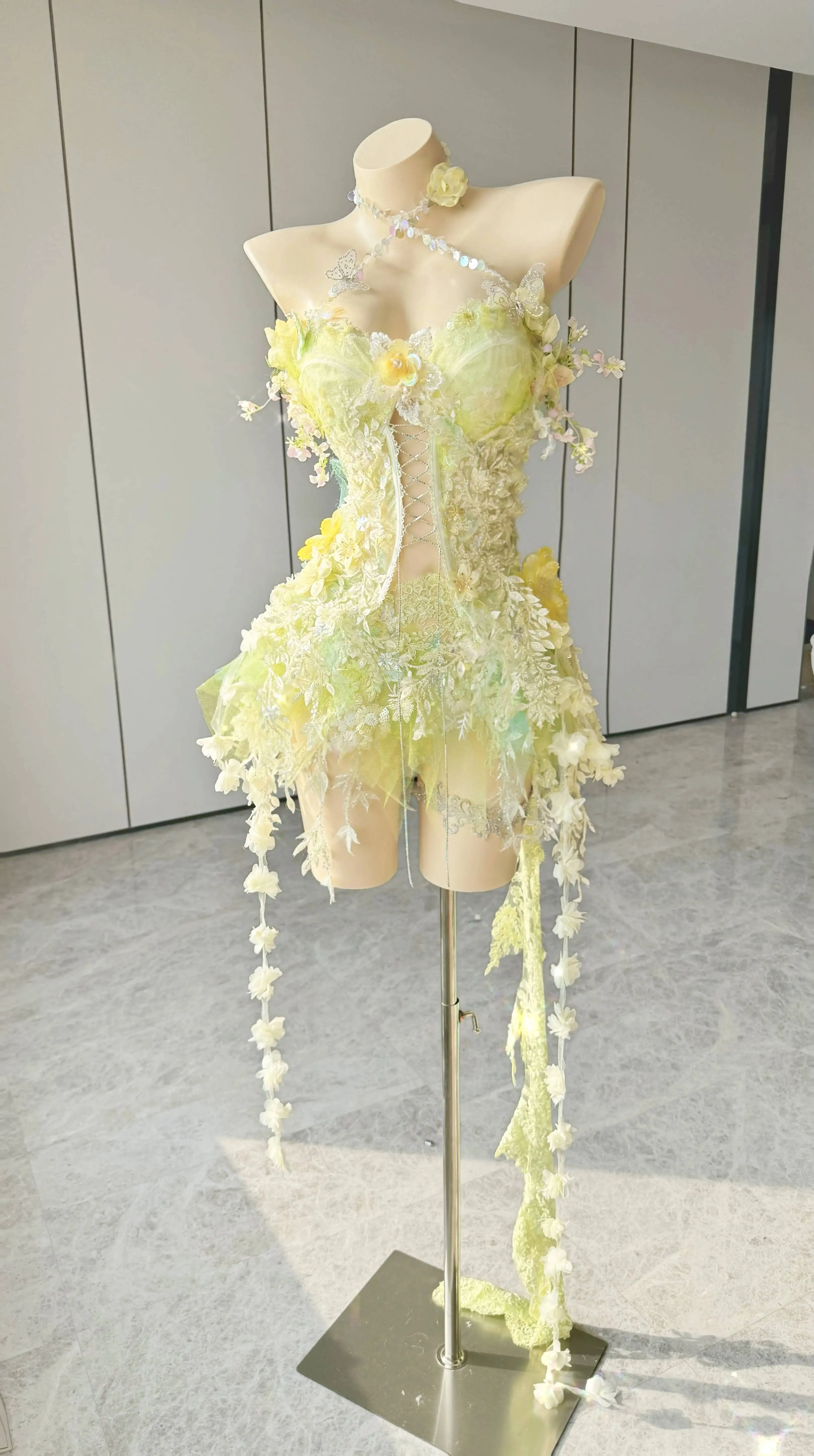 Vestido Halter Amarillo-Verde con Tirantes y Diseño de Hada del Bosque ZIWU, con Encaje Bordado a Mano y Cola Irregular con Flecos