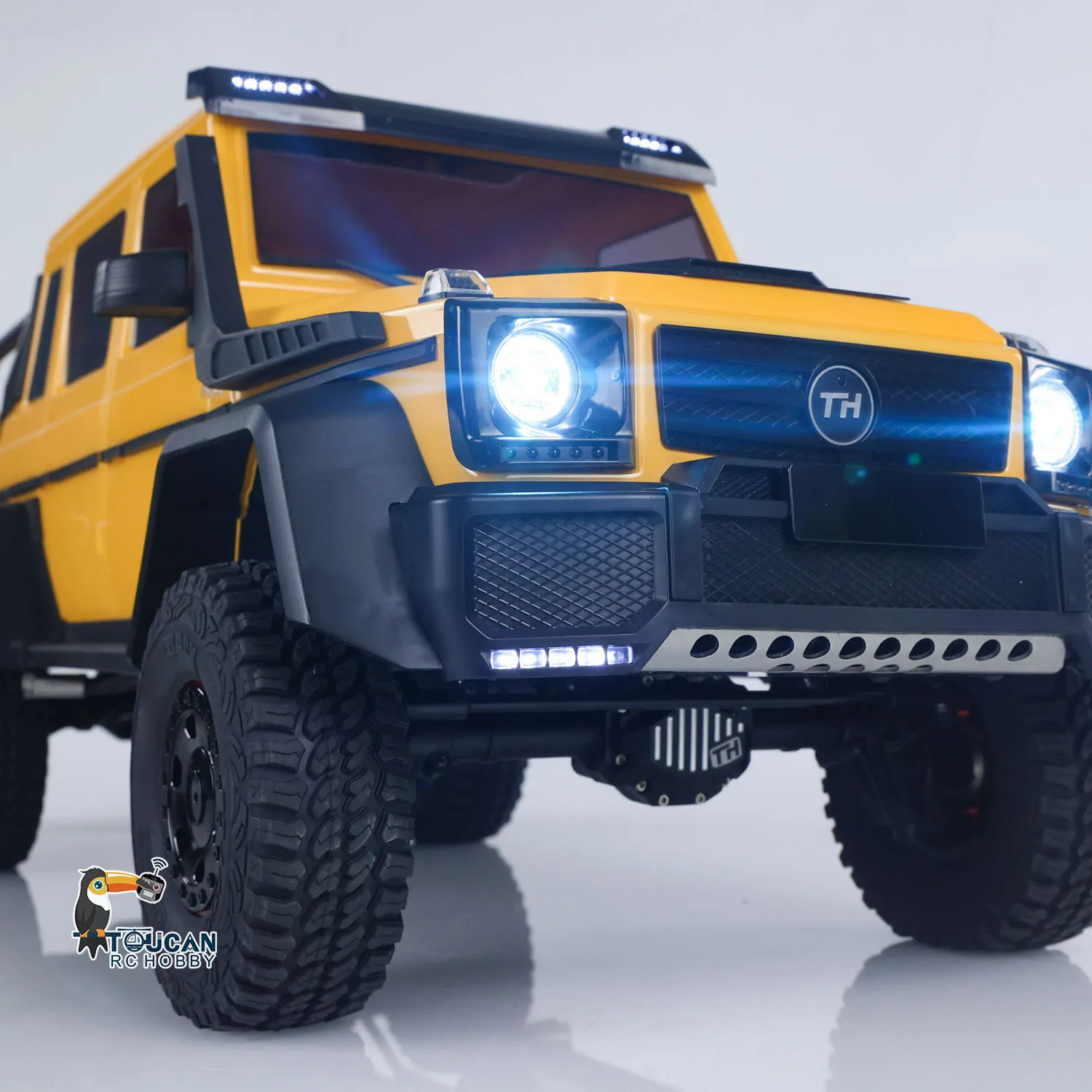 

1/8 TRACTION HOBBY KM6 6WD RC Crawler Radio Controlled Off Road Vehicle Electric Model Cars 2Speeed Axel Locks 775 Brushed Motor