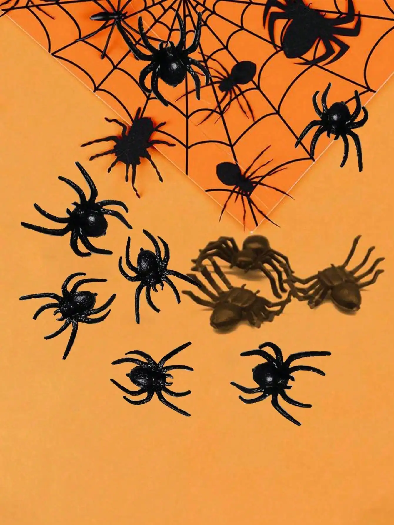 20/50 قطعة من ألعاب العنكبوت البلاستيكية الواقعية دعائم مزحة الهالوين صغيرة الحجم لتزيين الهالوين المضحكة