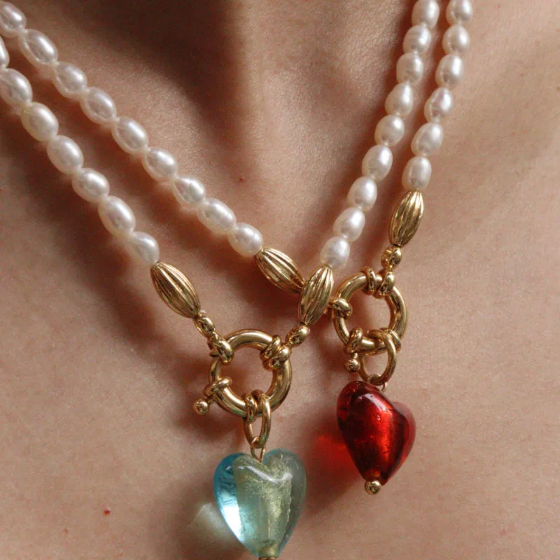 

Classic Retro Burgundy Glass Love Charms White Pearl Strand Necklace Niche Design Light Luxury Clavicle Chain Versatile Display