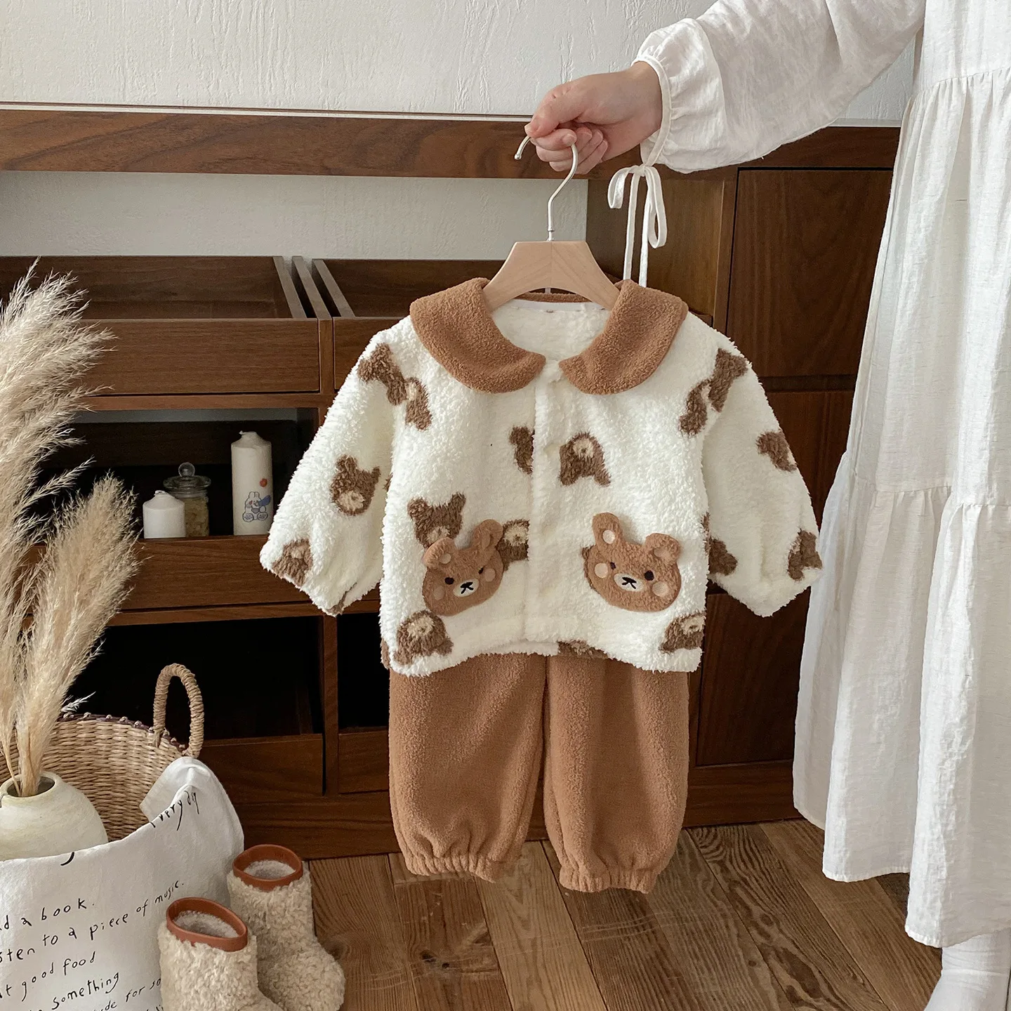 

Комплект из двух предметов для маленьких девочек, плюшевый топ с принтом медведя для маленьких девочек + однотонные штаны с эластичной резинкой на талии, одежда для сна для новорожденных девочек, наряд