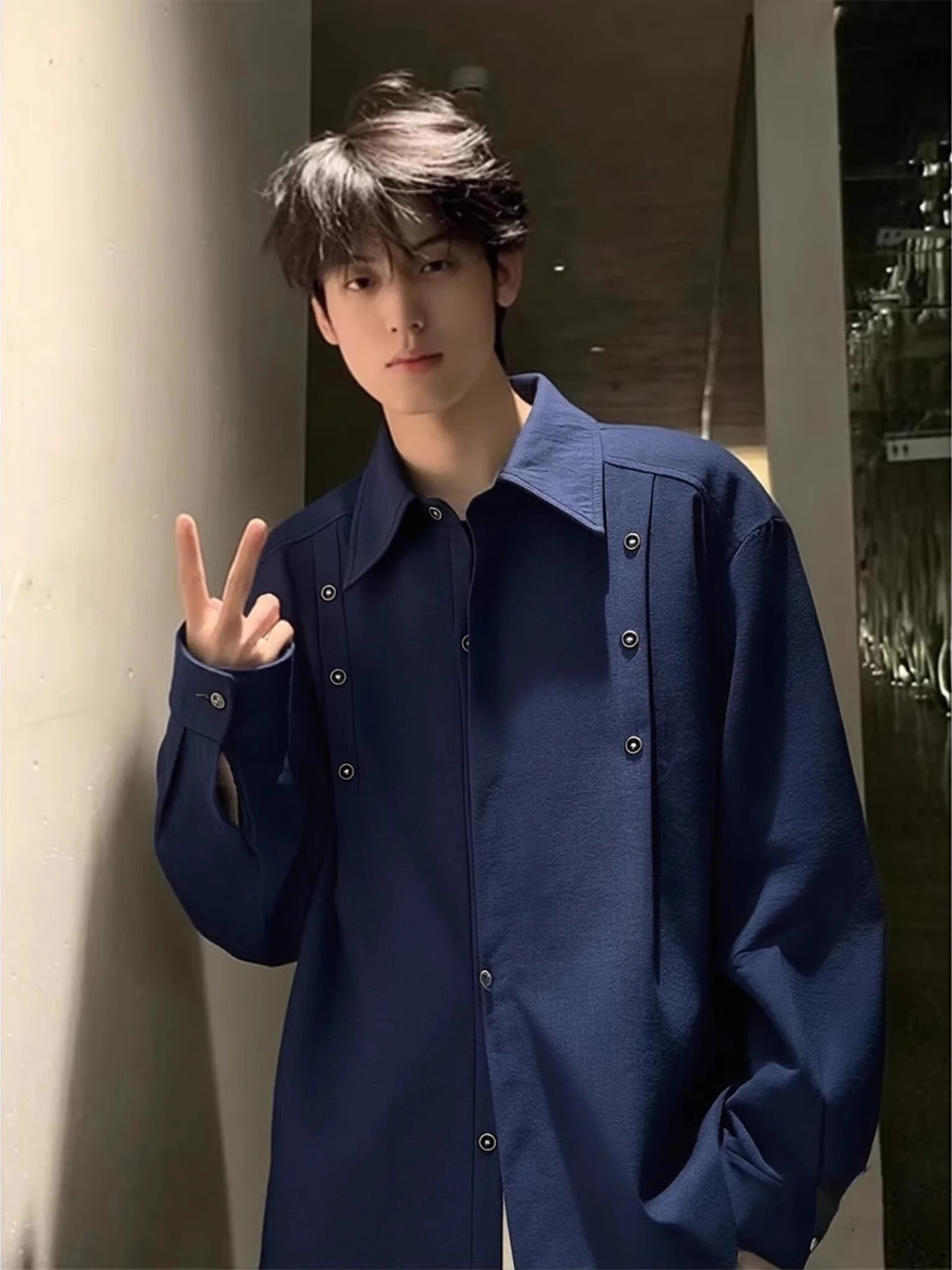 

Синяя мужская рубашка с длинным рукавом, с пуговицами на плечах, весенняя, в американском стиле, с воротником-стойкой, винтажная, модная, верхняя одежда