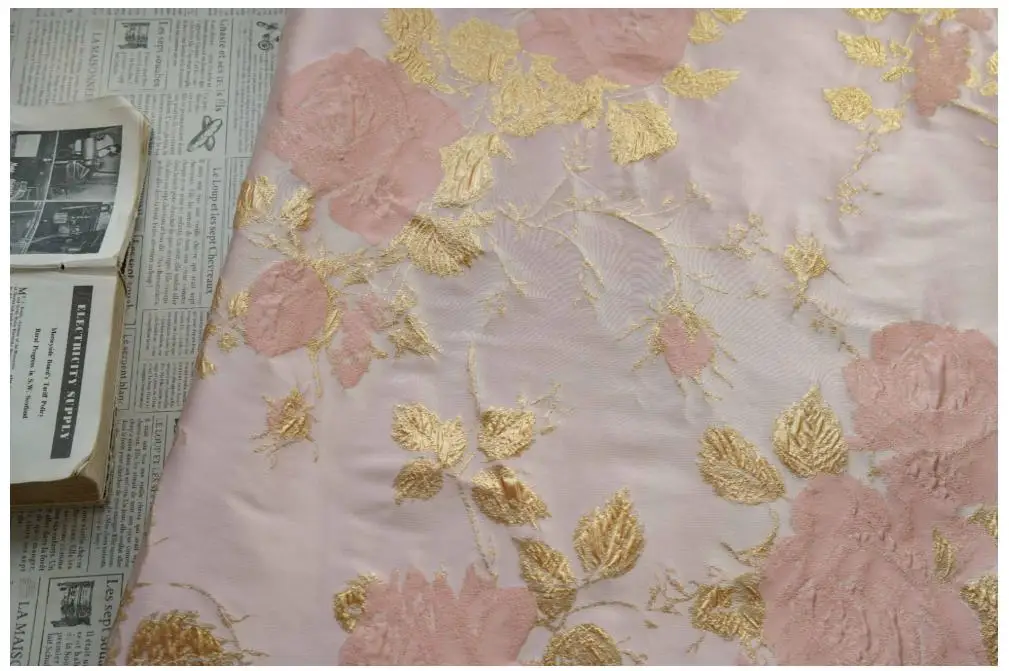 Tessuto jacquard floreale in seta dorata con rilievo 3D da 1 metro Tessuto da cucito decorativo per giacca elegante da donna