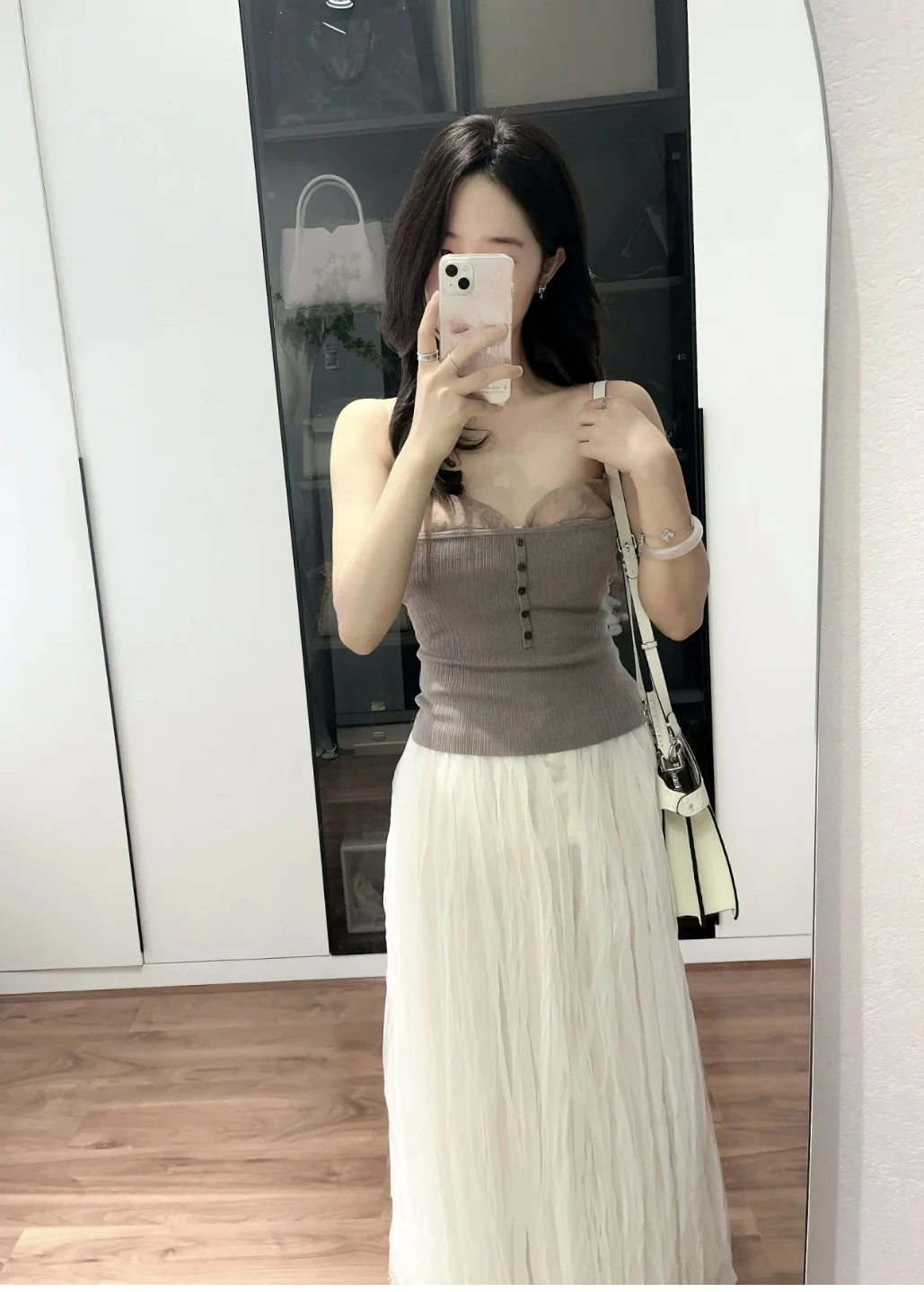 توب نسائي قصير بحمالات من الدانتيل والصوف بتصميم عتيق رومانسي وأسلوب كاجوال، ملابس داخلية بأكمام قصيرة لخريف 2025