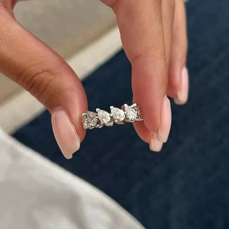 Luxuriöser 0,1 Karat pro Stück birnenförmiger, im Labor gezüchteter Diamantring DEF VS-VVS aus massivem Platin 950, Eternity-Ehering für Damen – Detail 6