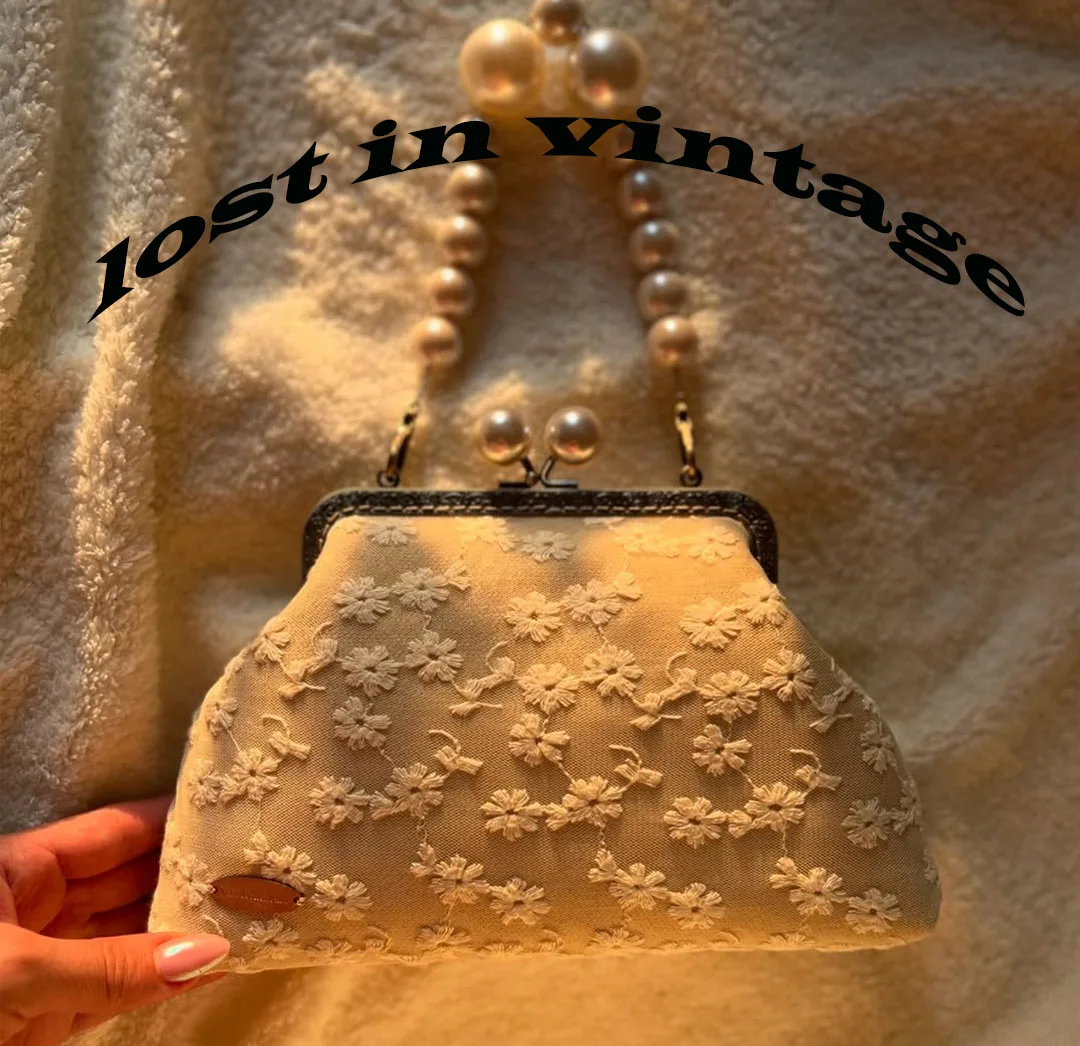 Zagubiona w stylu vintage biała torebka kopertówka 25x16x4cm z koronkową aplikacją kwiatową, haftowana, z zapięciem na zatrzask, torebka z uchwytem z filigranu.