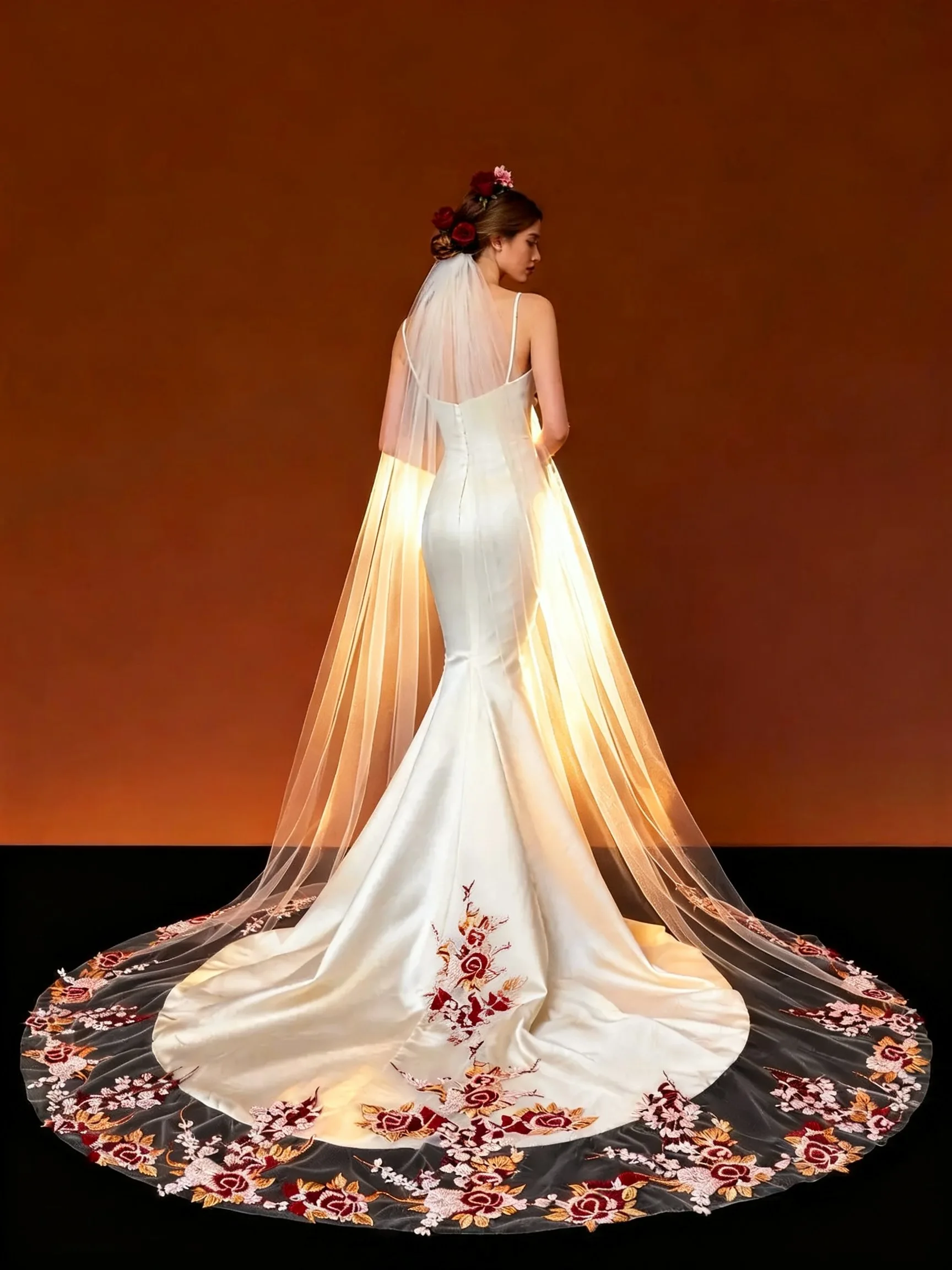 

Роскошная свадебная фата Veil&Vow — прозрачный тюль с красно-золотой вышитой каймой в виде цветов