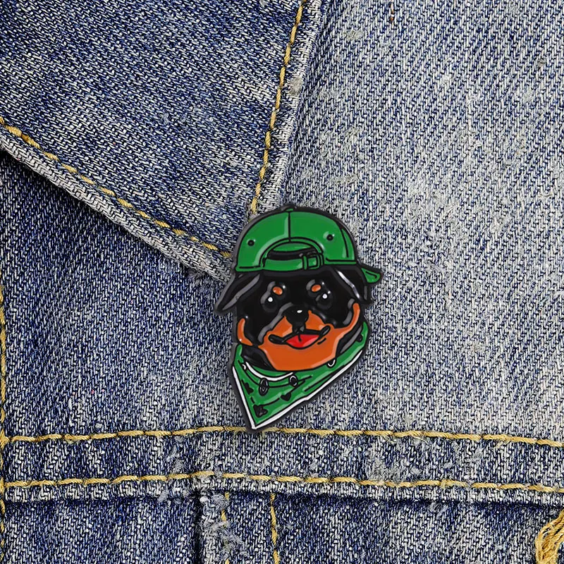 Lustiges Rottweiler-Emaille-Abzeichen Hund mit grüner Mütze Street-Style-Pin Legierungs-Brosche Schmuckgeschenke für Tierliebhaber – Detail 2