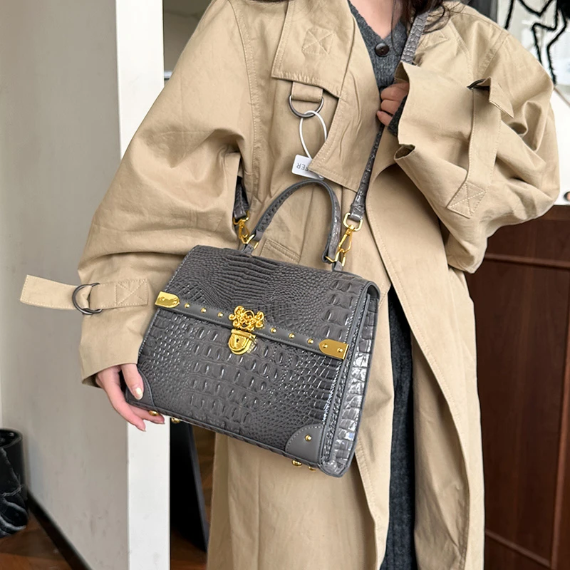 

Стильная женская большая сумка из искусственной кожи, большая вместимость с застежкой-молнией, модный дизайн, подходит для офисных покупок