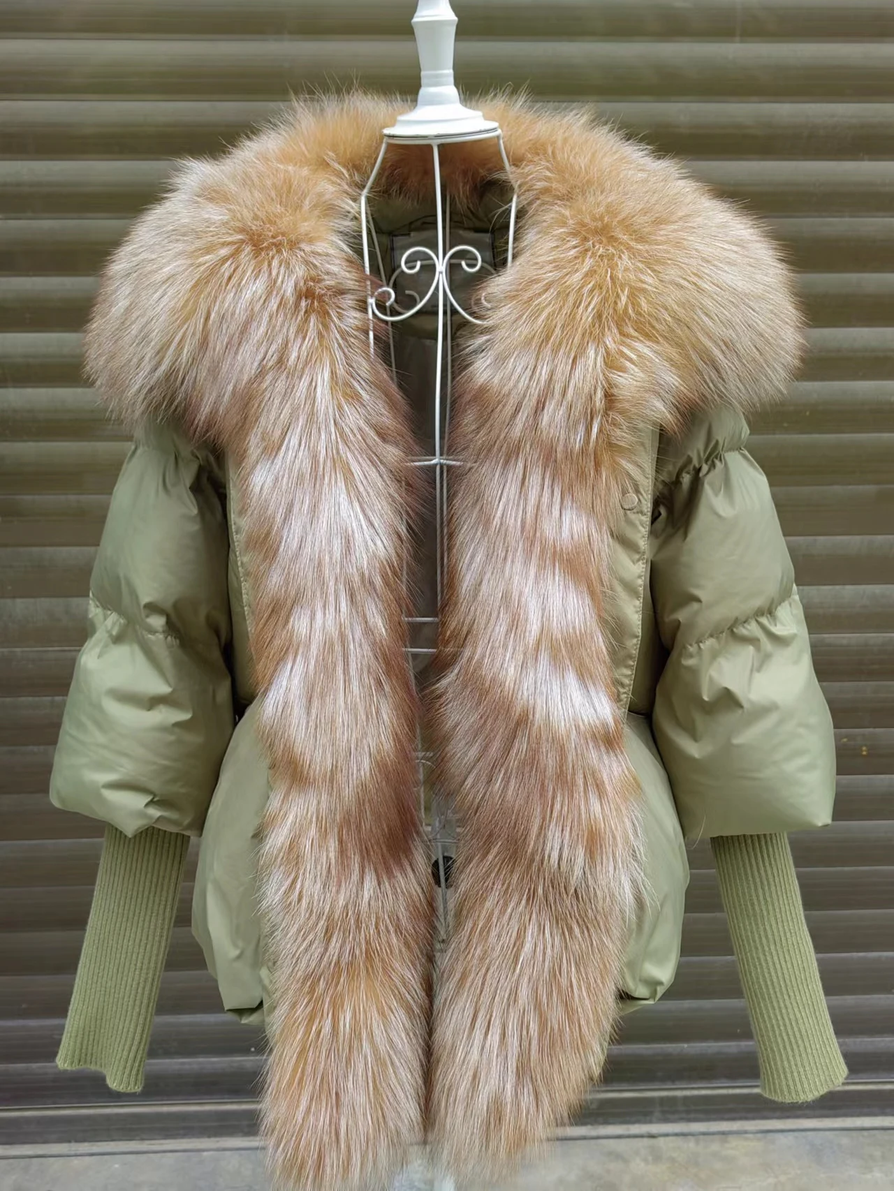

Winter Women Coat Super Large Real Silver Fox Fur Collar White Duck Down Jacket With Knit Sleeve Fashion Outerwear