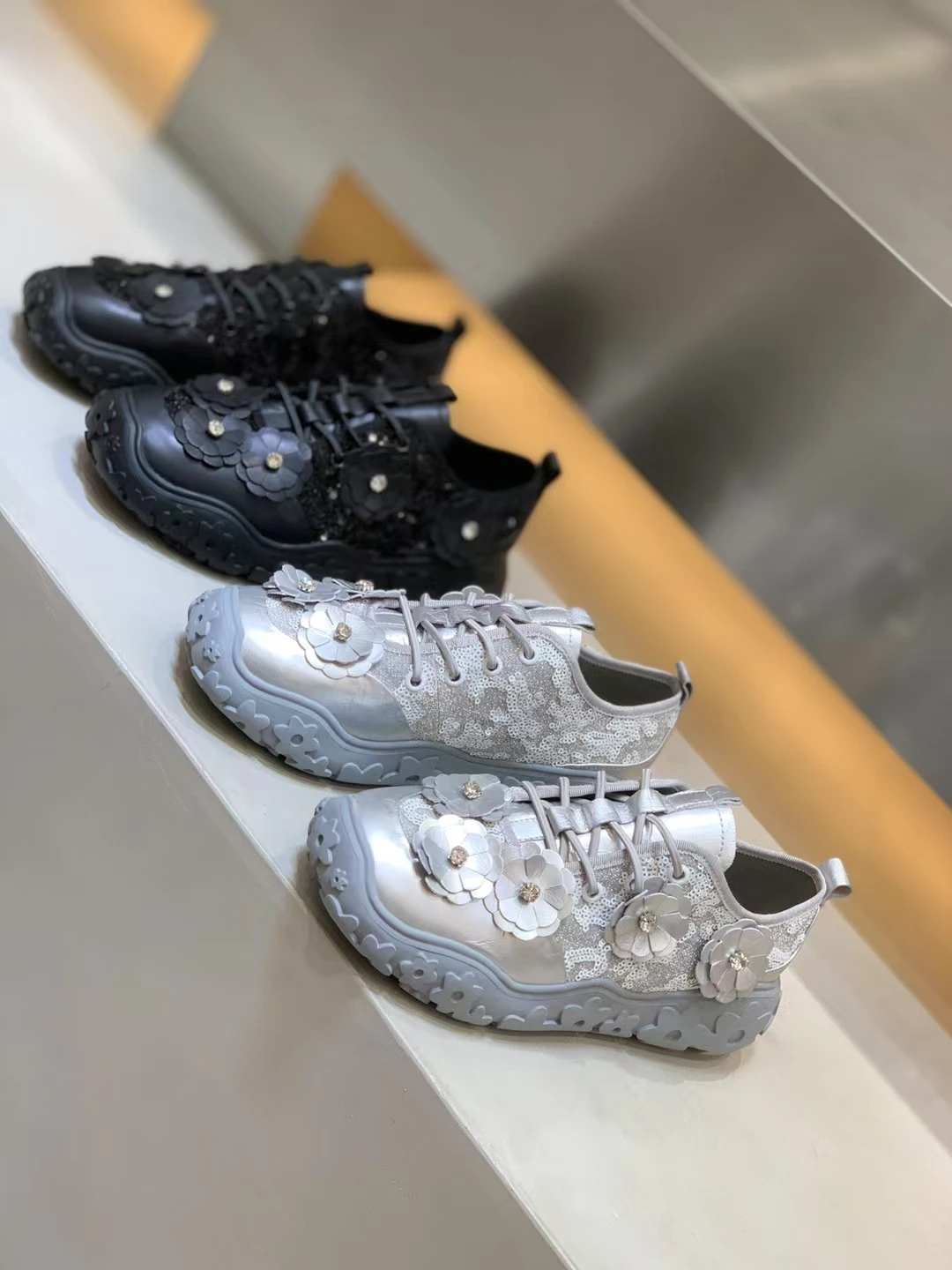 

Весна 2025 г. Женская повседневная модная дышащая кожа с цветочным узором Single oes Удобная универсальная обувь для отдыха oes без шнуровки