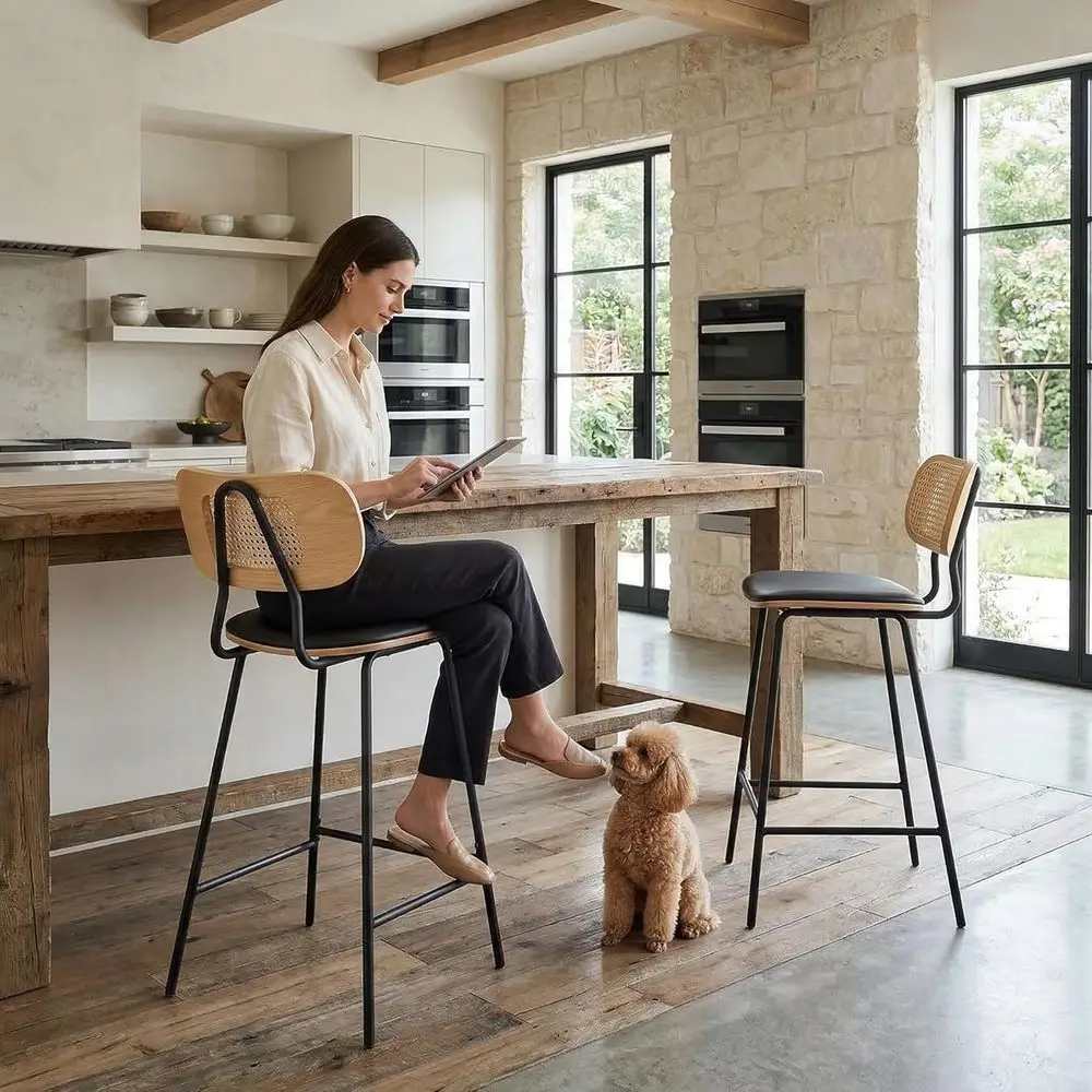 

Комплект из 2 барных стульев высотой 26 дюймов с ротанговой спинкой, сиденьями из ПУ-кожи и черными металлическими ножками для кухонного острова или домашнего бара