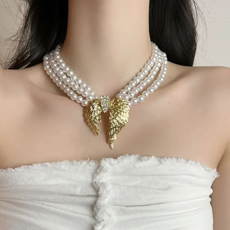 

2024 New Arrived Vintage Pearl Necklace with Lockbone Chain and Delicate Wing Pendant for Sophisticated Style