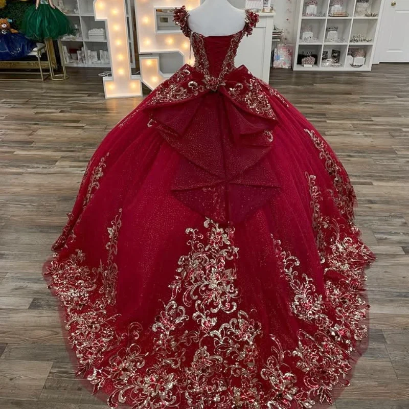 ชุดเดรสงาน Quinceañera สีแดงสดใส แบบเปิดไหล่ ประดับคริสตัลวิบวับ พร้อมโบว์หางยาว ชุดเดรสสำหรับงาน Quinceañera อายุ 15 ปี ﻿ ปรับแต่ง