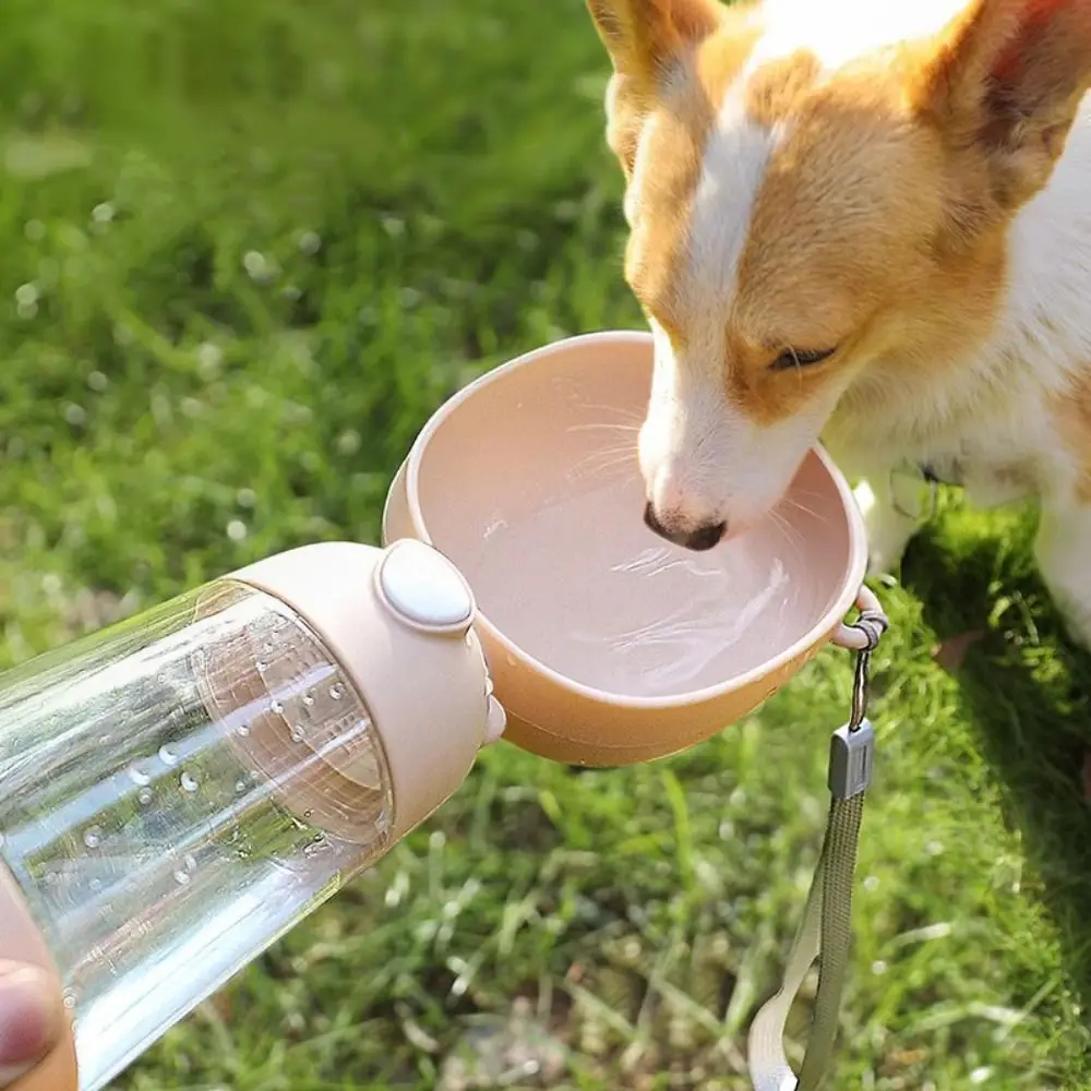 Auslaufsichere Trinkflasche für Hunde, tragbare Kunststoff-Welpenwasserflasche, abnehmbarer multifunktionaler Haustier-Wasserbecher für Outdoor-Reisen