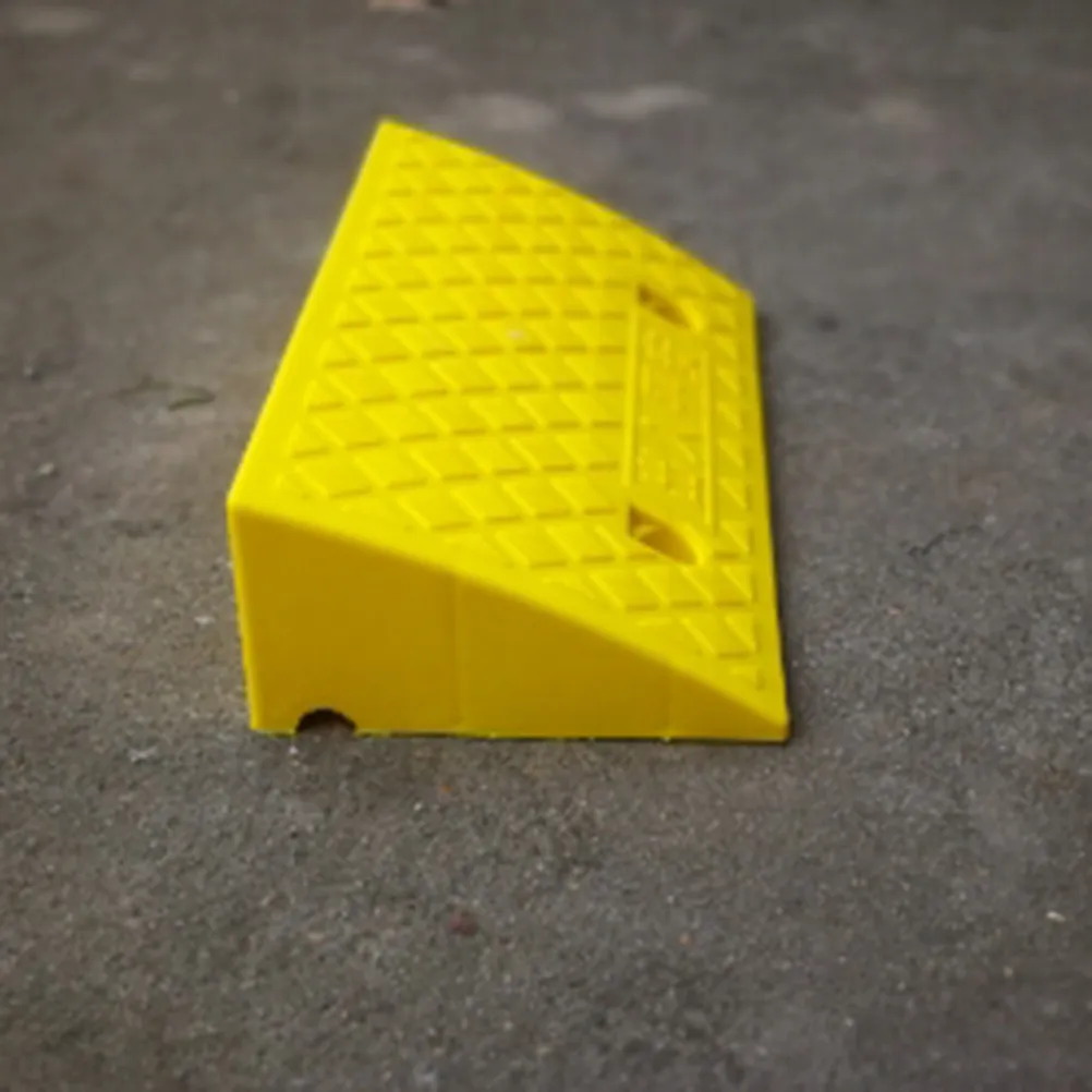 

Портативный тяжелый пандус из твердого пластика для пересечения бордюров и порогов для автомобилей, грузовиков, скутеров, велосипедов, мотоциклов, желтый, размер 49.50x24.00x6.70см