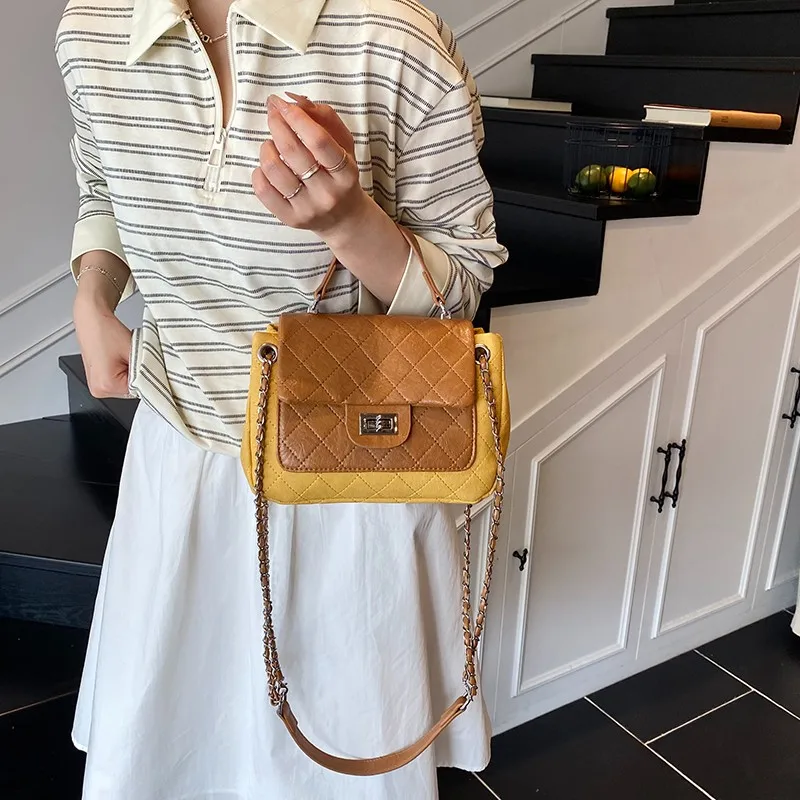 

Дизайнерская сумка через плечо — женская элегантная сумка через плечо с ремешком-цепочкой и украшением люксового бренда