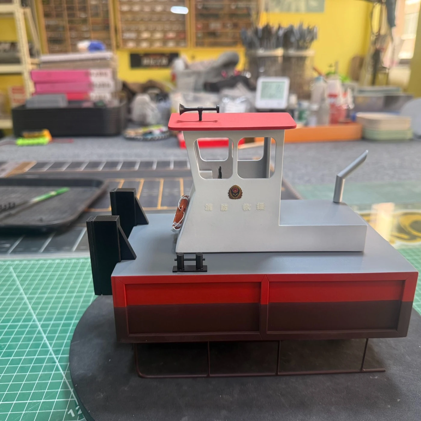 Barco rc 21.3cm equipado motor sem escova controle remoto empurrador barcos de resgate impressão 3d moldagem rc schiffe modelo rtr navio brinquedo