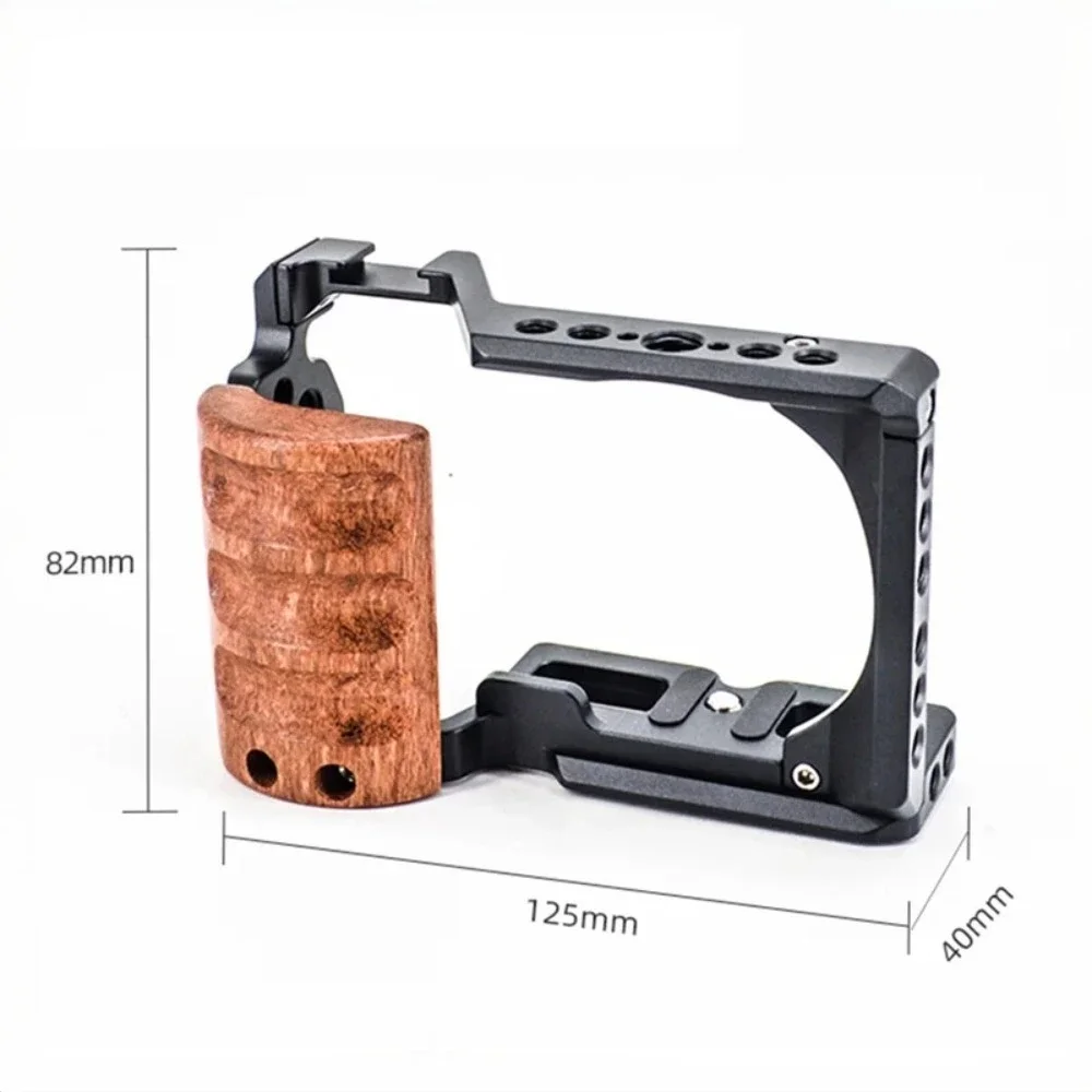 Klatka operatorska do aparatu ZV-E10 z drewnianym uchwytem, do Sony ZV-E10, z wbudowaną płytą szybkiego montażu, mocowaniem cold shoe oraz gwintami 1/4” i 3/8”. — zdjęcie produktu 5