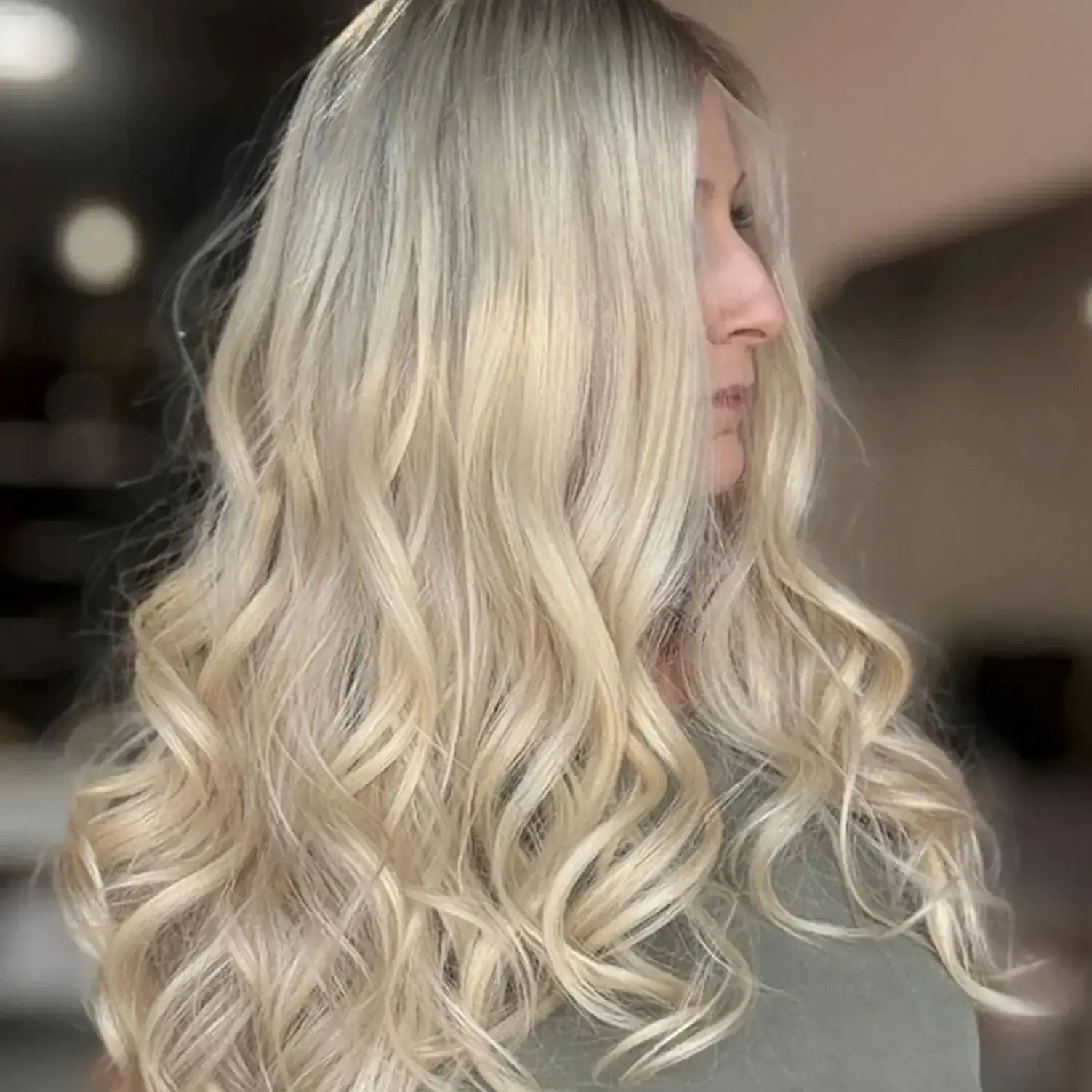 

24Inch Middle Part Ombre Ash Blonde Synthetic Lace Front Wig Shadow Roots New In 180% Density Natural Hairline Loose Wave Wig