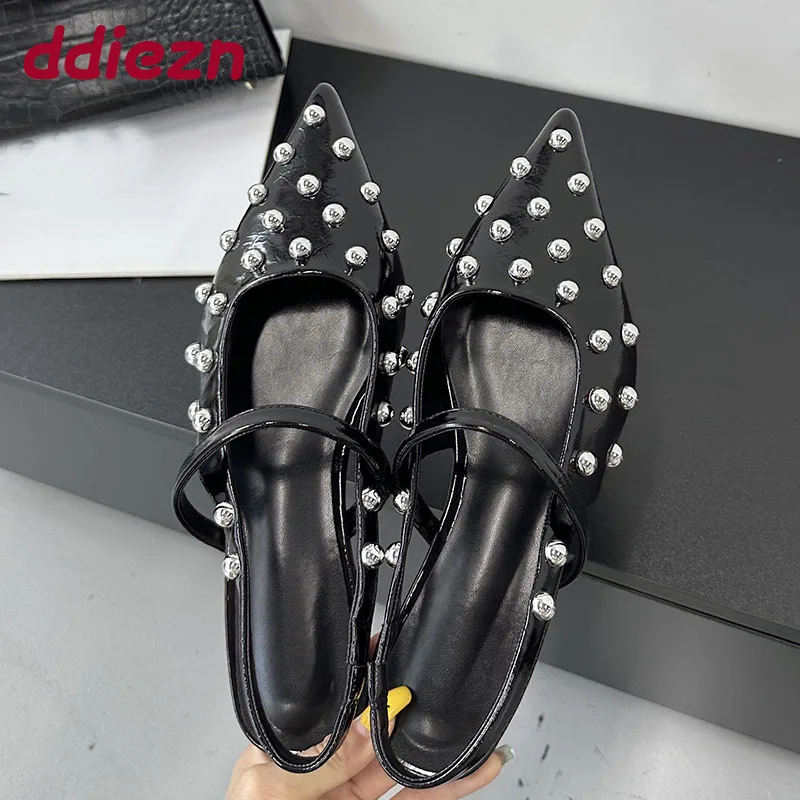 

Новые модные дизайнерские женские сандалии на плоской подошве с заклепками, женская обувь с острым носком, женские сандалии на плоской подошве, большой размер 43