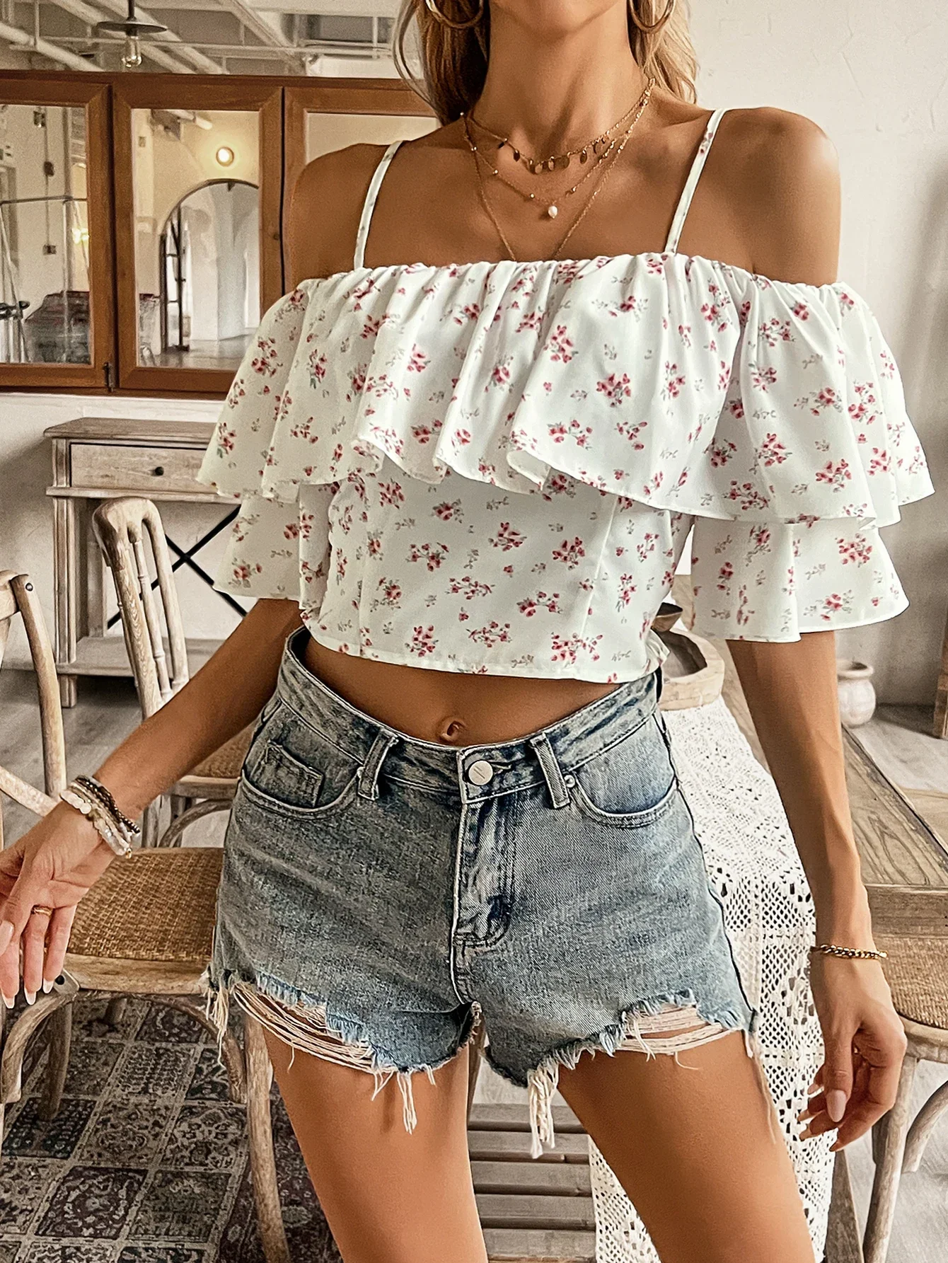 

2024 Summer New Women's Small and Unique One Shoulder Strap Fragmented Blossom Top Sexy and Elegant Lotus Sleeve Clothing