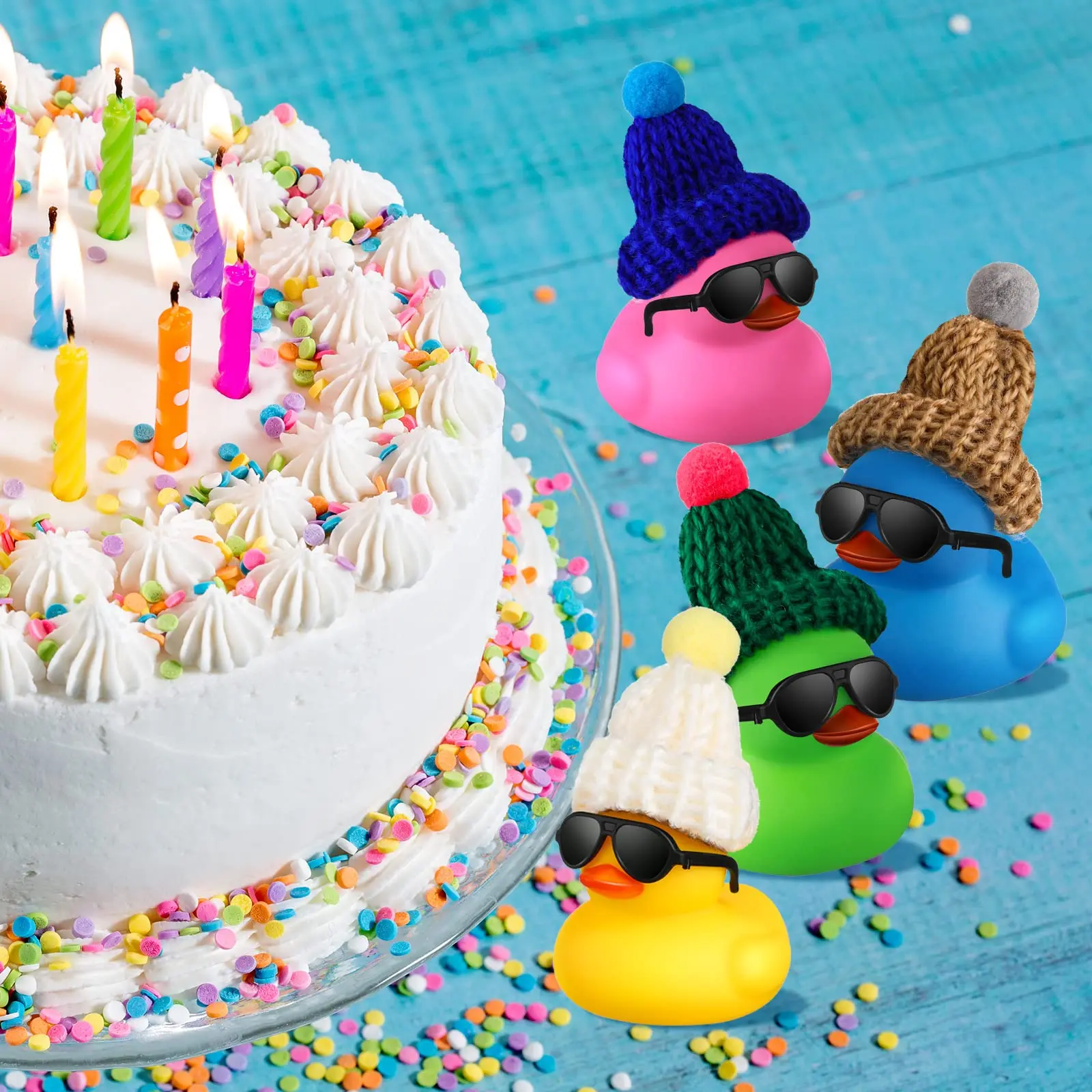 サングラスと帽子をかぶったミニラバーダック、大量のクルーズラバーダック、ギフト、小さな浴槽のおもちゃ、隠れ家パーティーの景品