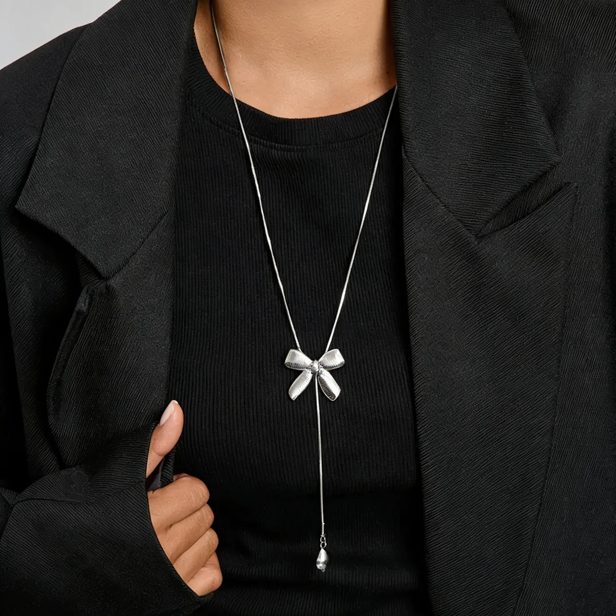 

SHIXIN Exquisite Titanium Steel Bowknot Pendant Necklace Women Simple Long Thin Snake Bone Chain Sweater Chain Valentine Jewelry