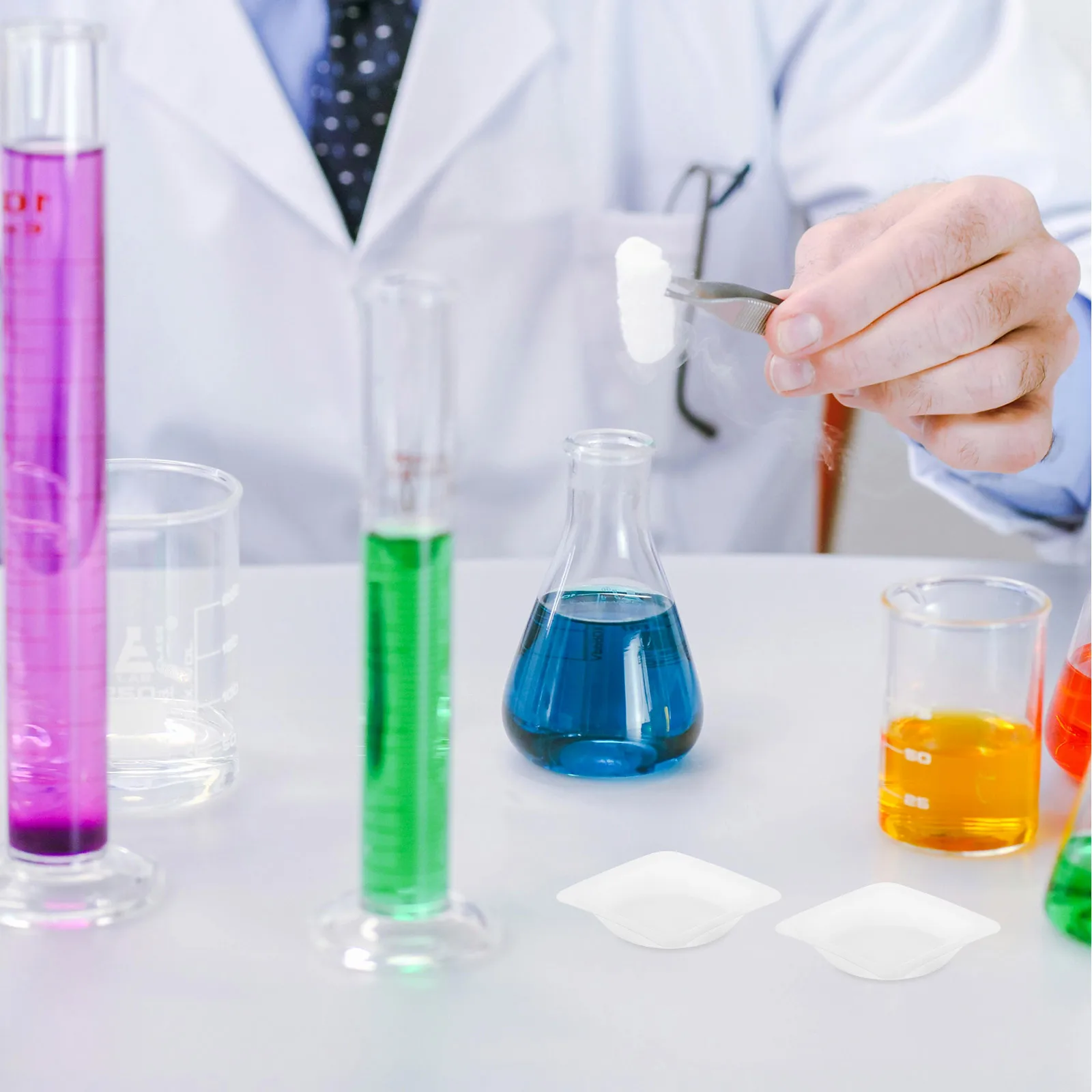 

100pcs Lab Weighing Dishes Precision Measuring Trays Portable Lightweight Weigh Boat For Mixing Experimental Evaporating Dish