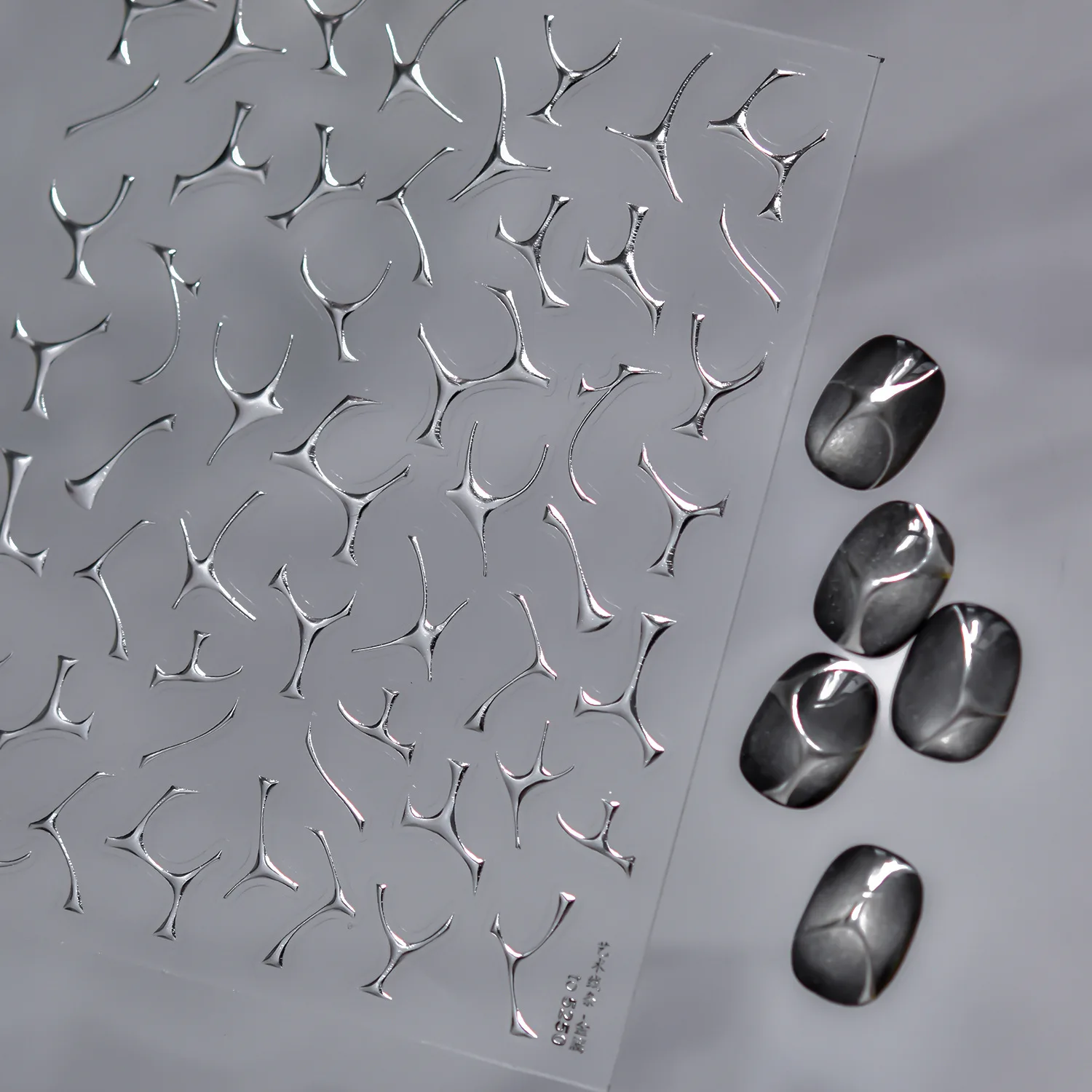 Abstrakter silberner 5D-Nagelkunst-Aufkleber, elegante französische Kurve, asymmetrische Linienfragmente, moderner, künstlerischer, selbstklebender Maniküre-Aufkleber