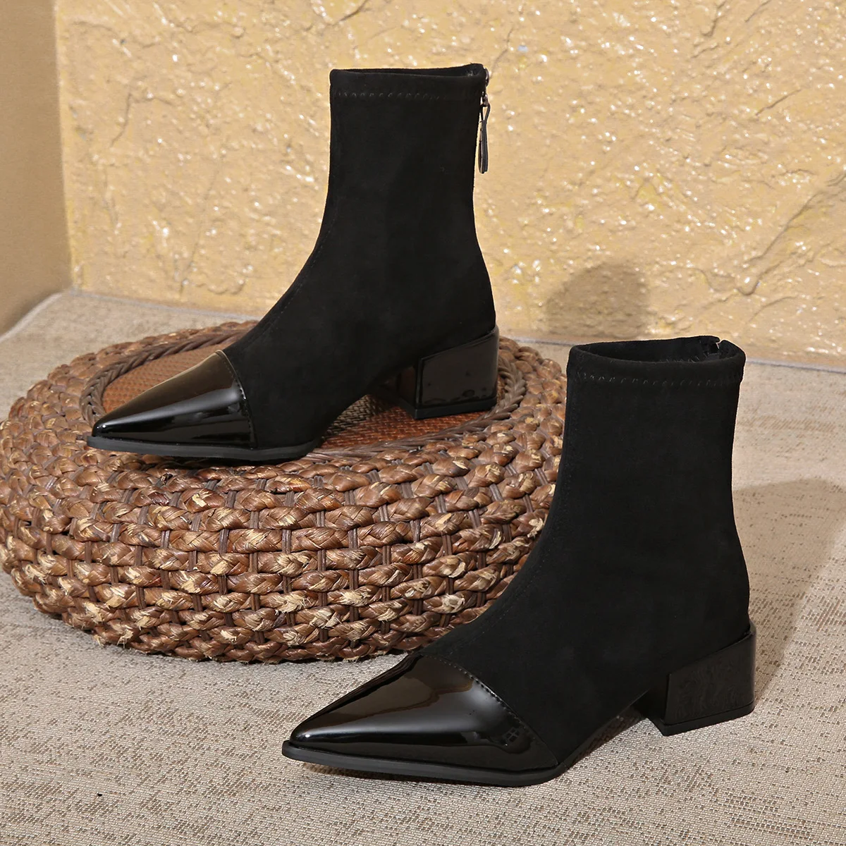 

Новинка 2024, лоскутные ботинки, осенне-зимние женские универсальные модные повседневные замшевые полусапожки с острым носком на толстом каблуке и эластичной резинкой