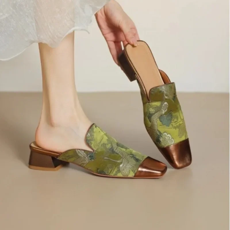 أحذية نسائية ماركة 2025 بمقدمة مغلقة شباشب نسائية موضة الطباعة اليومية الصيف التطريز أفضل بائع عالية الكعب zapatos Mujer