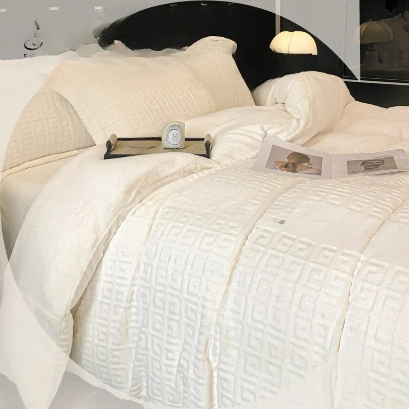 Set di quattro pezzi in pile di latte di fascia alta di classe A, lenzuola semplici e calde intagliate ispessite