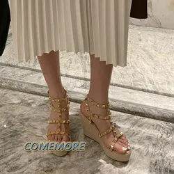 Tacchi a zeppa sandali con rivetti firmati di lusso da donna Open Toe cinturino con fibbia alla caviglia moda donna piattaforma scarpe Casual estate romana