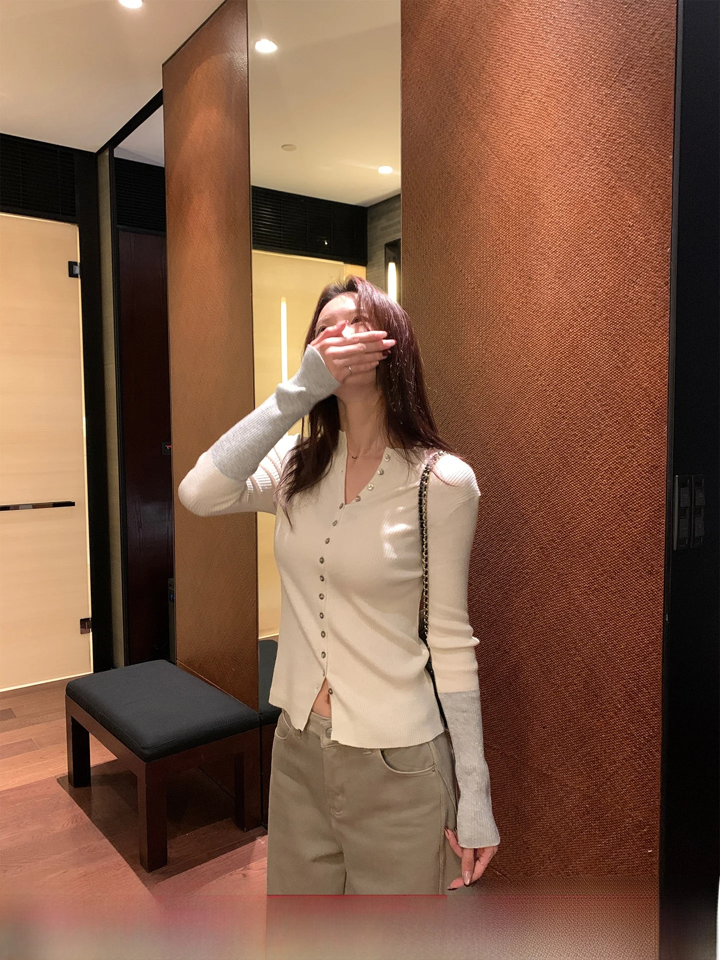 

Женский повседневный вязаный свитер из шерсти с эффектом похудения, с V-образным вырезом, длинными рукавами и дизайнерскими вставками, из смесового полиэстера