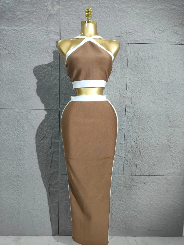 2025 Baring Slim-Fit-Kurztop + hüftumarmender kurzer Rock. Modisches und sexy zweiteiliges Bandage-Set für Damen mit Hals und hängender Schulter