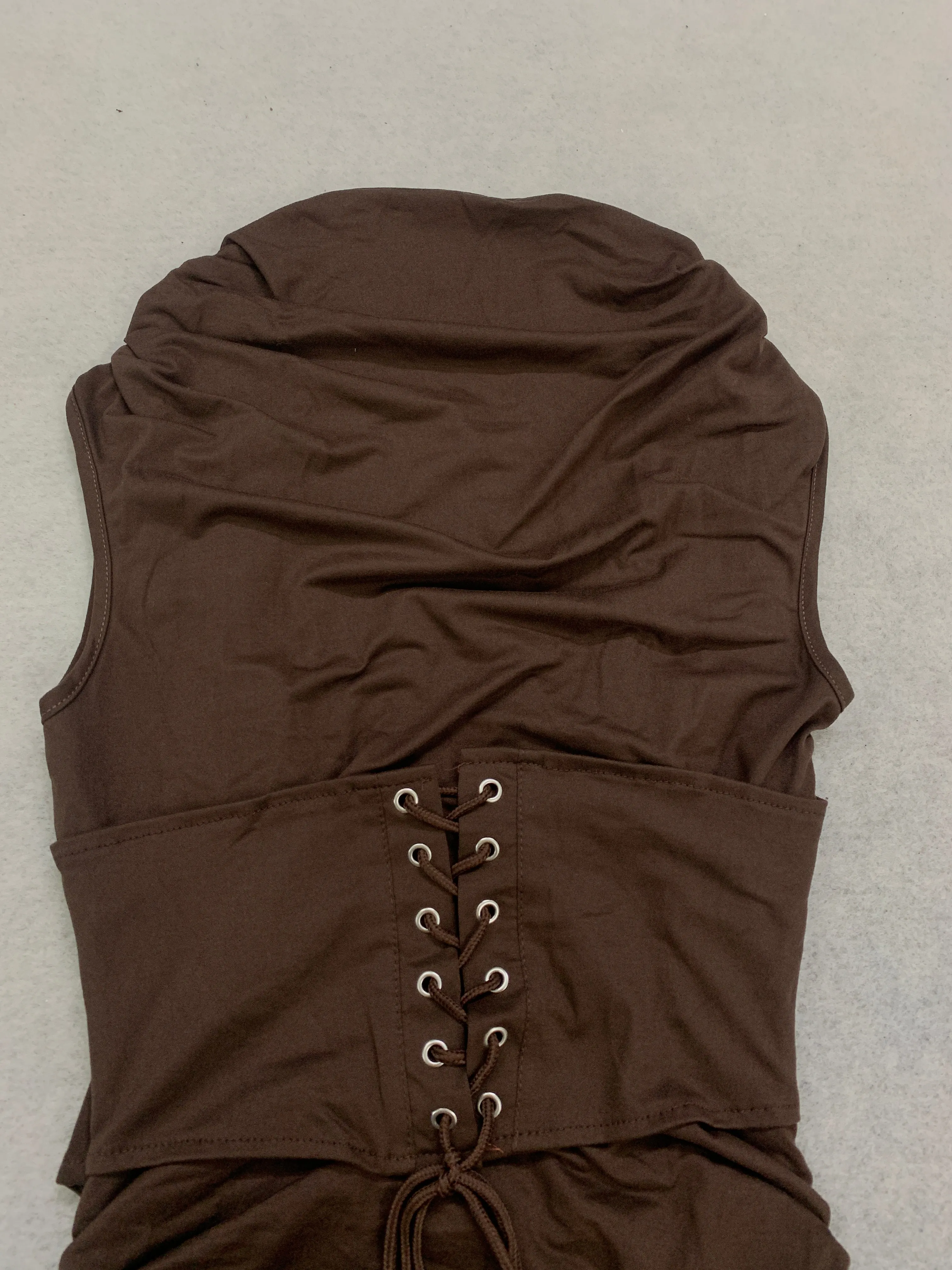 Damenkleid mit tiefem V-Ausschnitt, enganliegendem Schnitt, Taillierung und Rüschen, elegantes Mini-Kleid für Nachtclubs und Partys, kurzer Rock für Frauen. – Detail 4